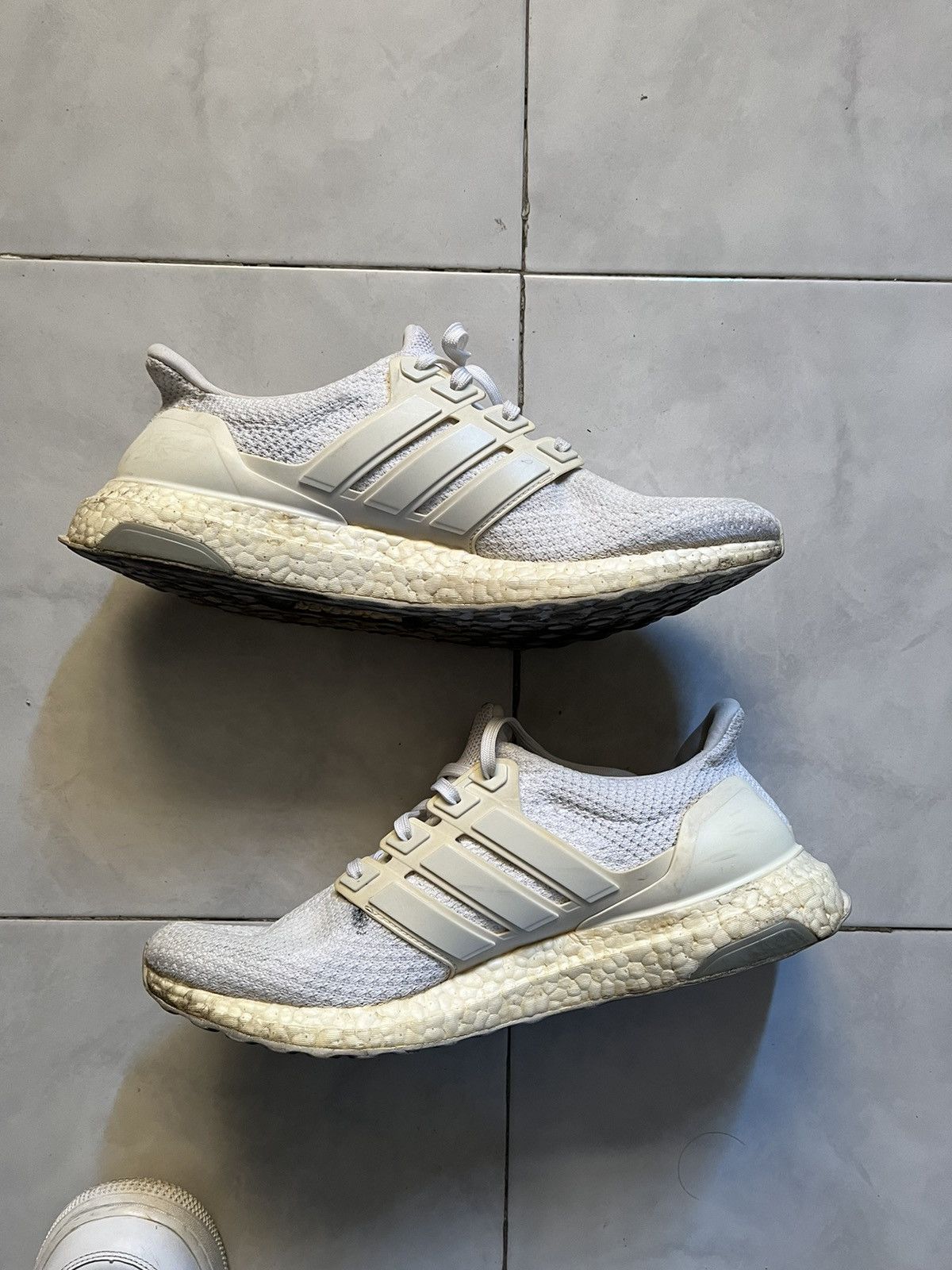 Adidas Ultra Boost Triple All White Size US 10.5 / EU 43-44 - 2 Thumbnail