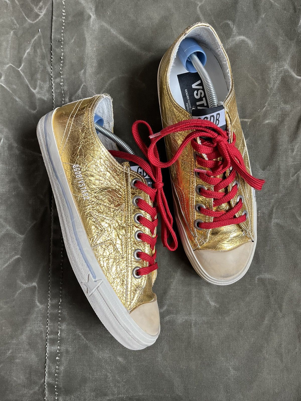 GGDB Golden Goose Deluxe Brand V-star Gold Low Sneakers