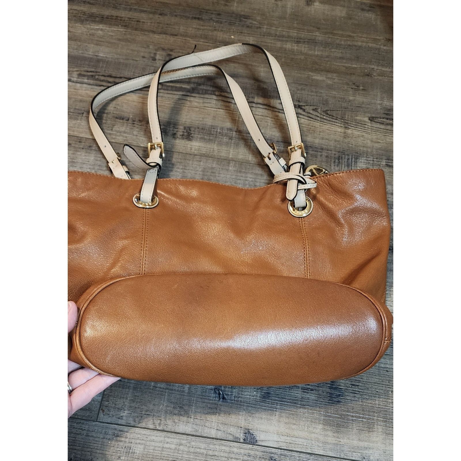 Michael Kors Michael Kors Brown Leather Purse 1 Spot Inside Strap Worn Y Size ONE SIZE - 2 Thumbnail