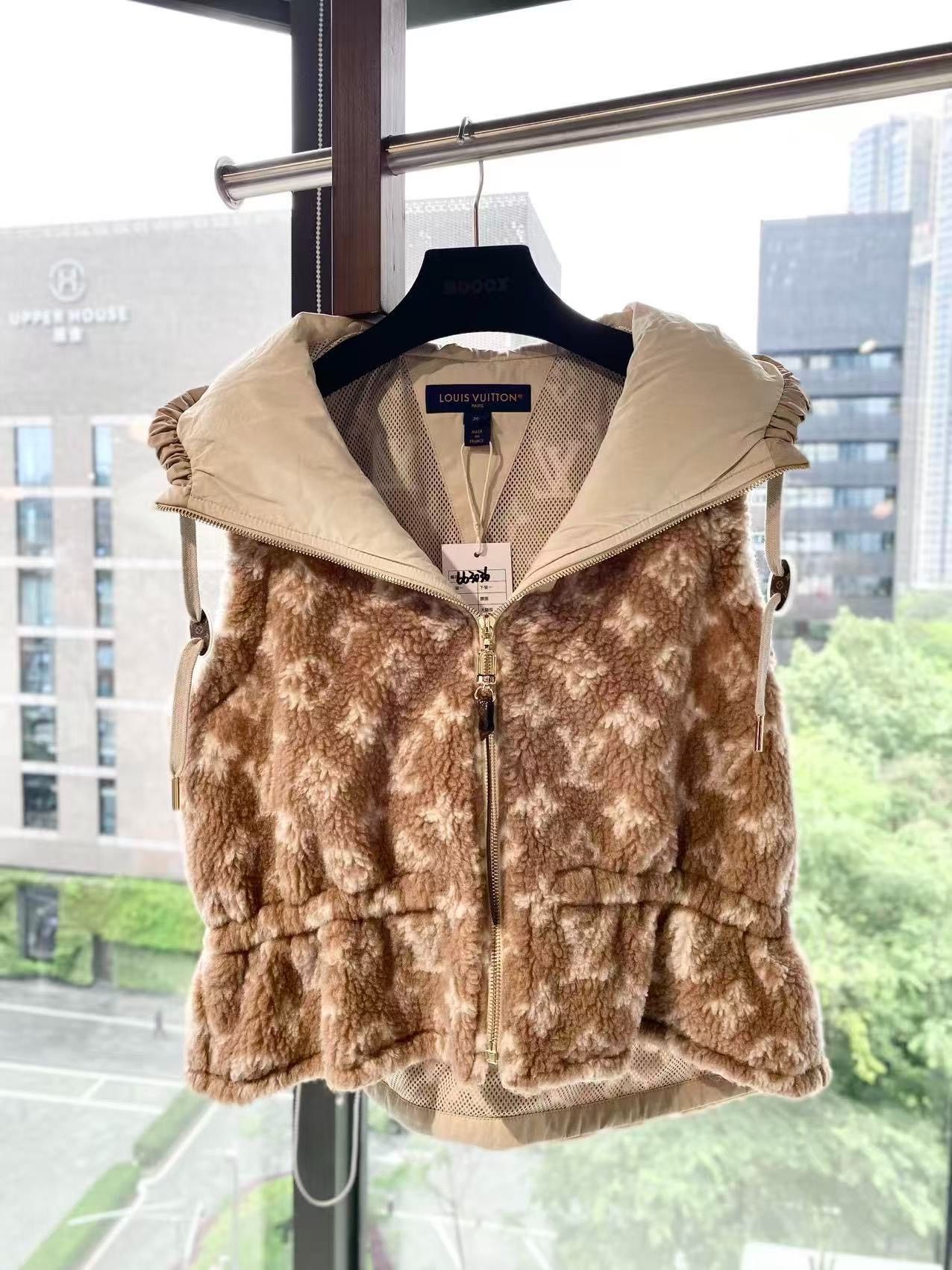 Louis Vuitton Louis Vuitton Monogram Teddy Vest Size XS / US 0-2 / IT 36-38 - 1 Thumbnail