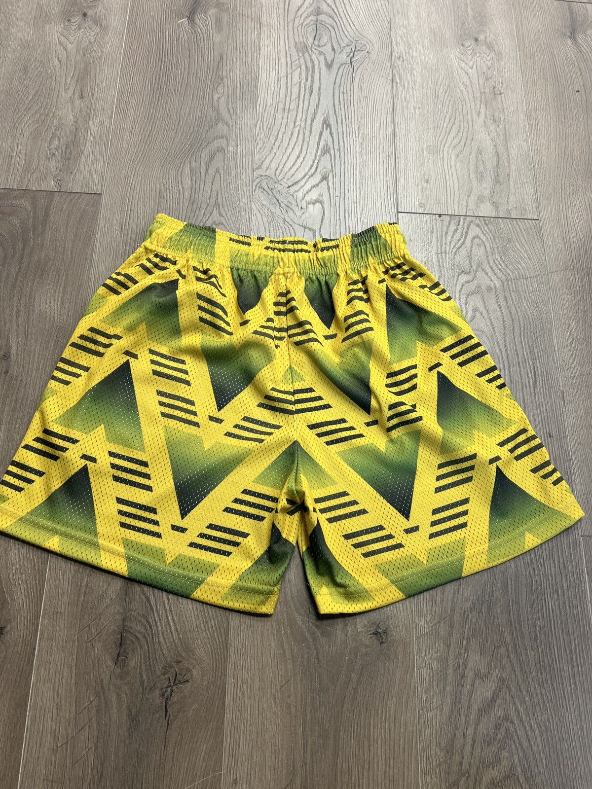 Eric Emanuel Eric Emanuel Basic Shorts Yellow Green Size US 32 / EU 48 - 2 Thumbnail