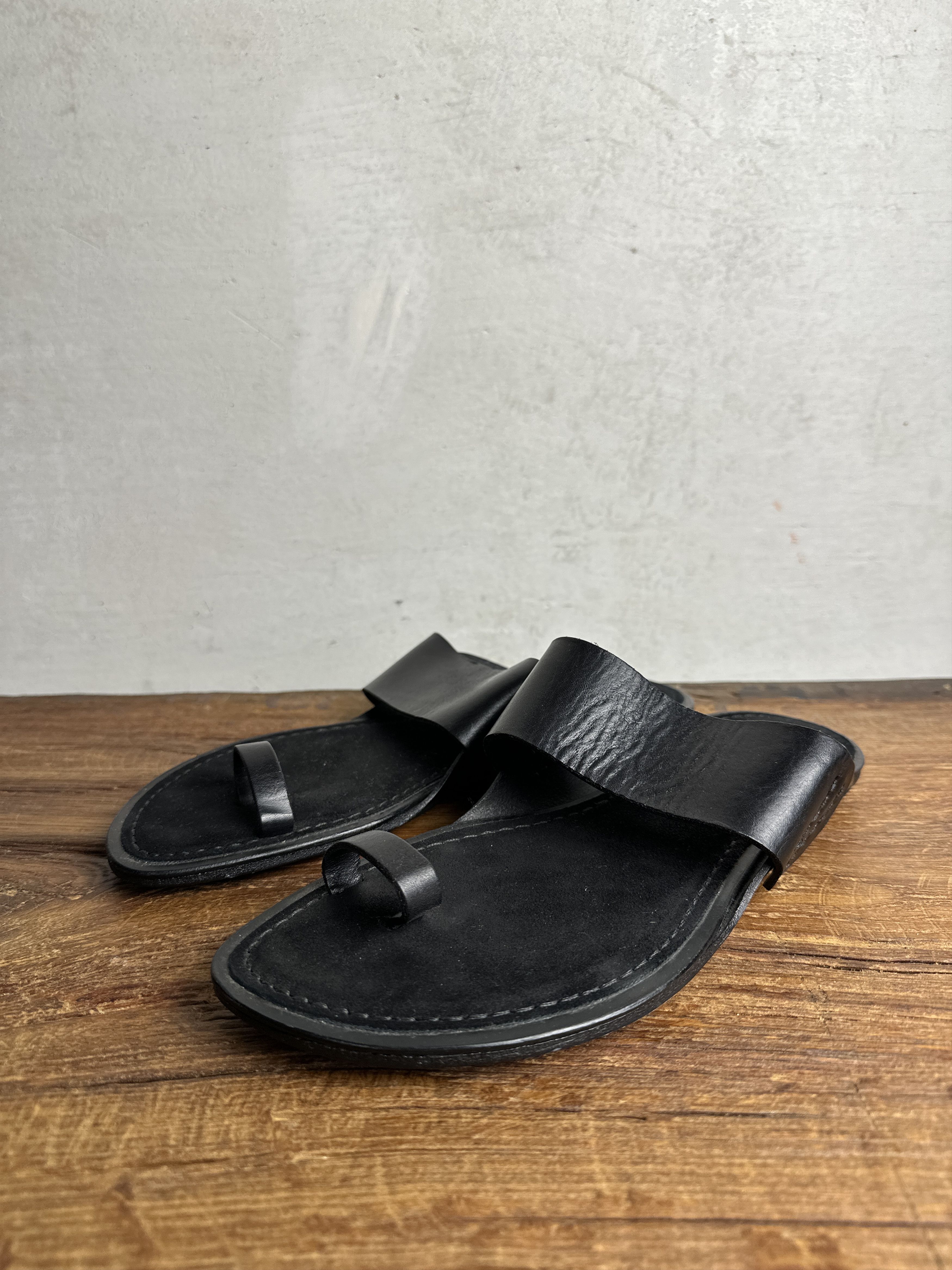 Ann Demeulemeester Ann Demeulemeester black leather sandals with toe strap Size US 9 / IT 39 - 3 Thumbnail