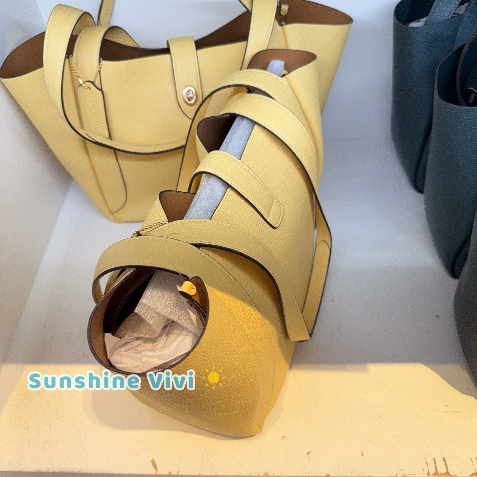 Coach NWT COACH Hadley Turnlock Tote Bag Leather CAL17 Gold/Yellow Size ONE SIZE - 8 Thumbnail