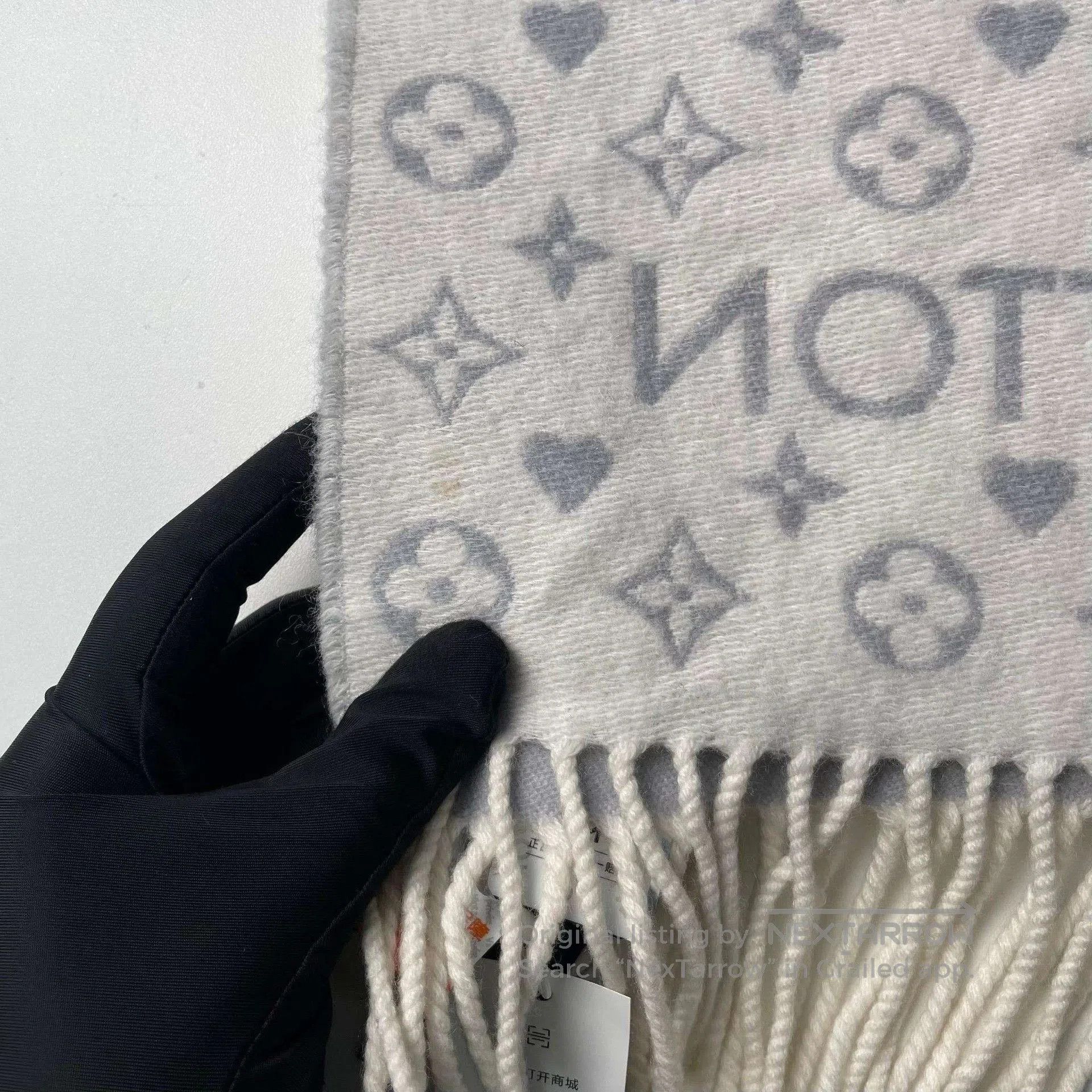 Louis Vuitton Louis Vuitton Gray Heart Monogram Fringed Scarf. Size ONE SIZE - 2 Thumbnail