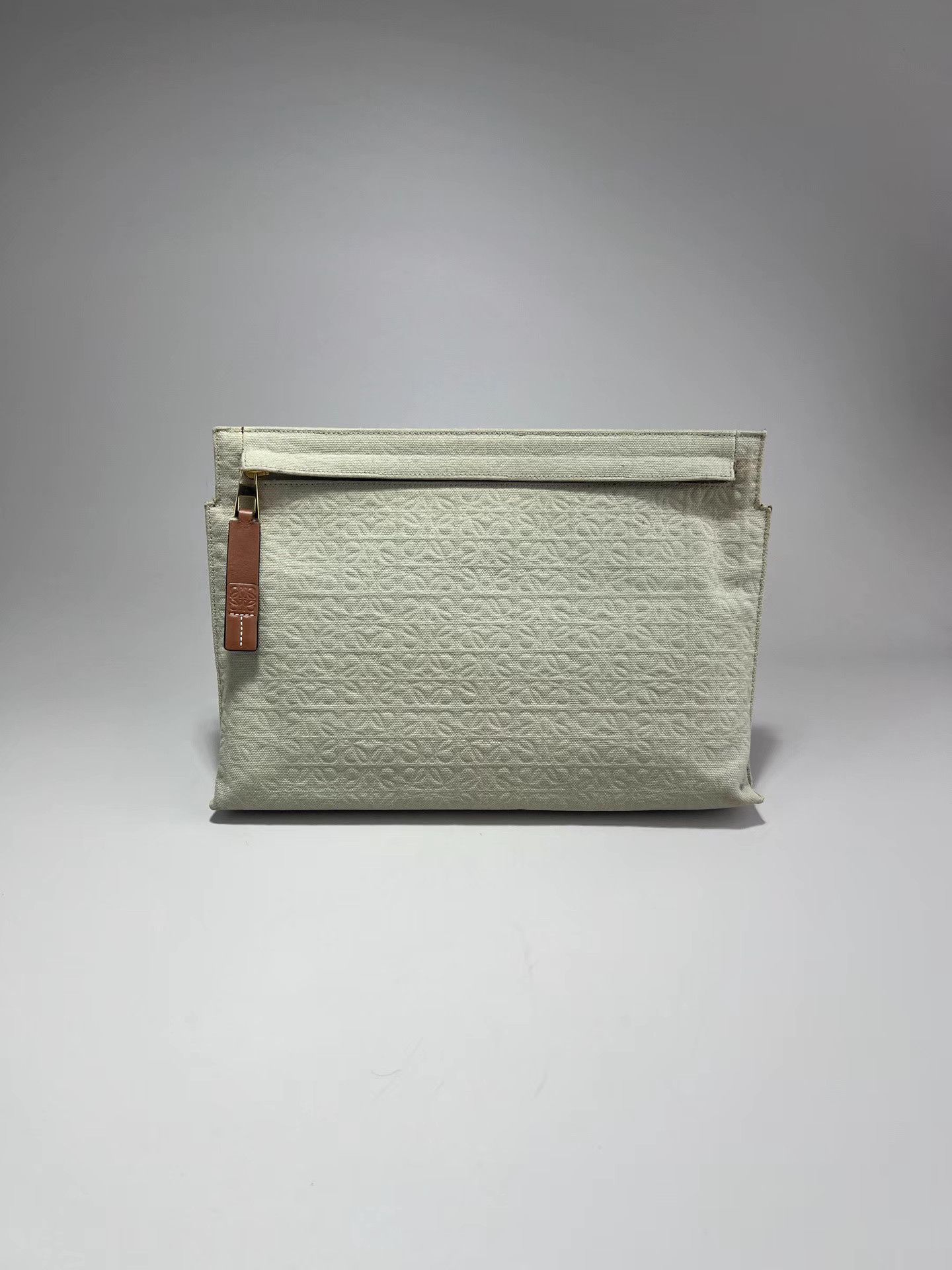 Loewe LOEWE Embossed Full-Logo Clutch Size ONE SIZE - 1 Thumbnail