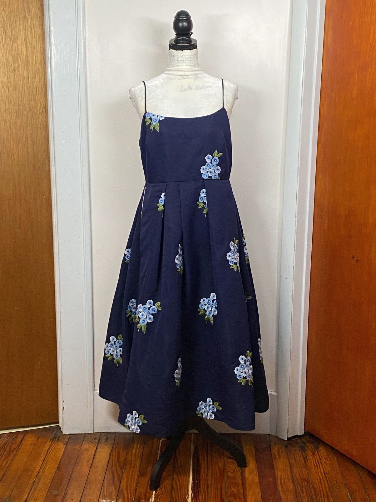 Sachin & Babi Sachin & Babi Pleated Embroidered Midi Dress size 10 Size L / US 10 / IT 46 - 1 Thumbnail