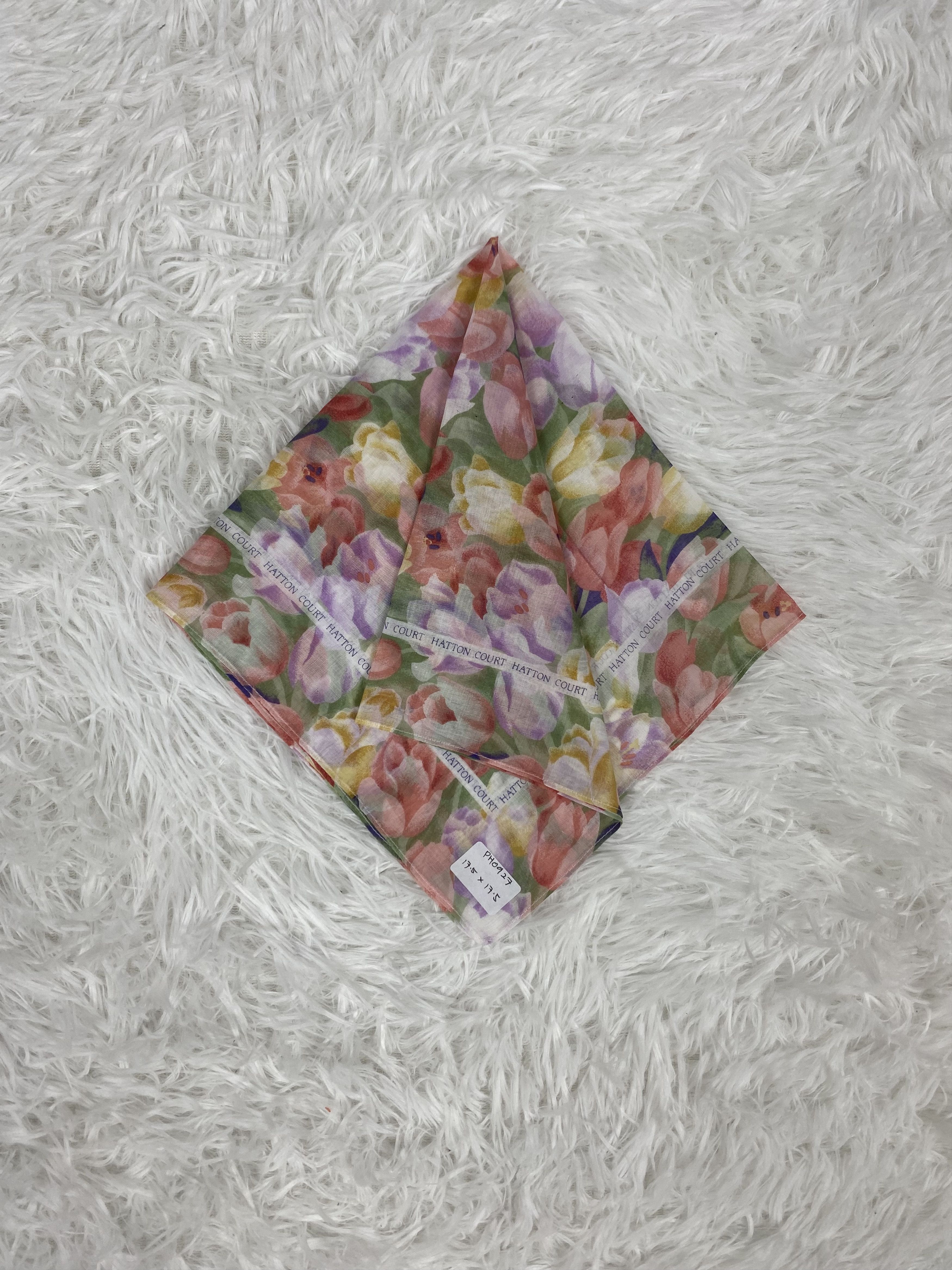 Designer × Vintage Vintage Hatton Court Handkerchief Neckerchief PH0927 Size ONE SIZE - 1 Thumbnail