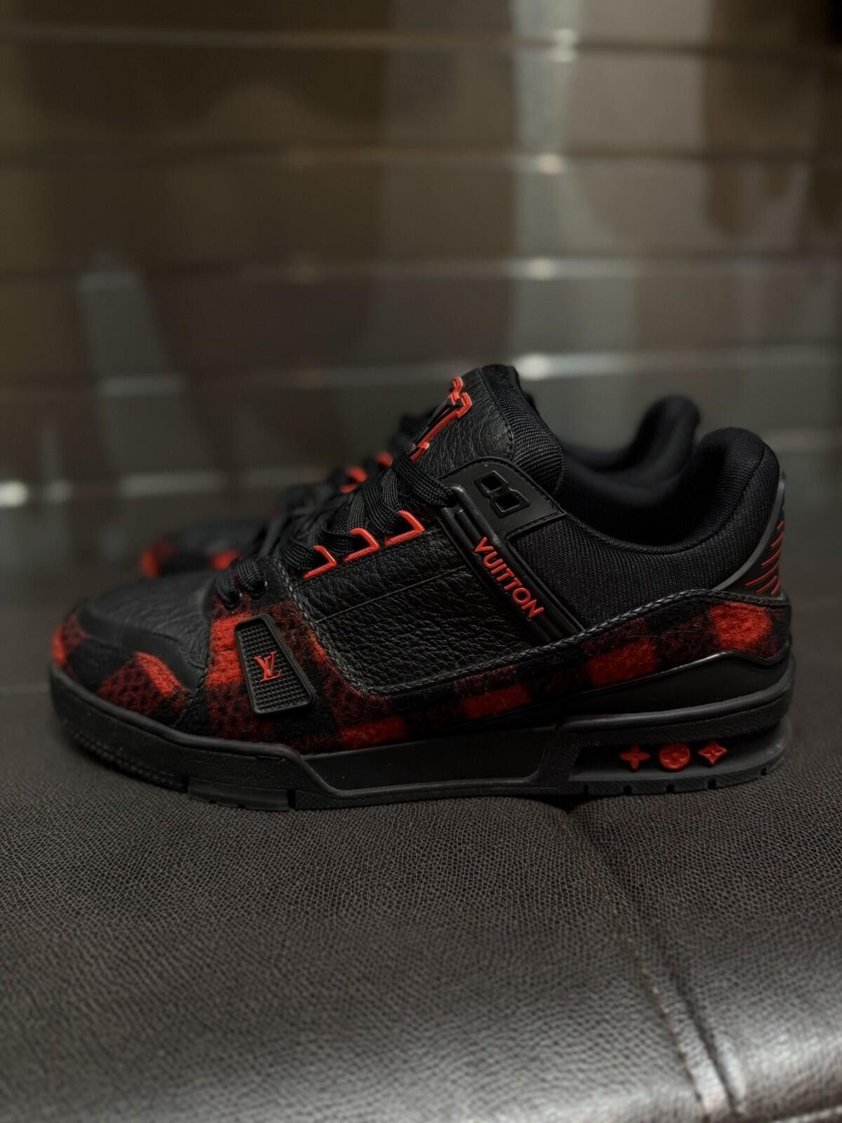 Louis Vuitton Louis Vuitton Trainer Black Red Monogram 8LV/9US $1200 Size US 9 / EU 42 - 4 Thumbnail