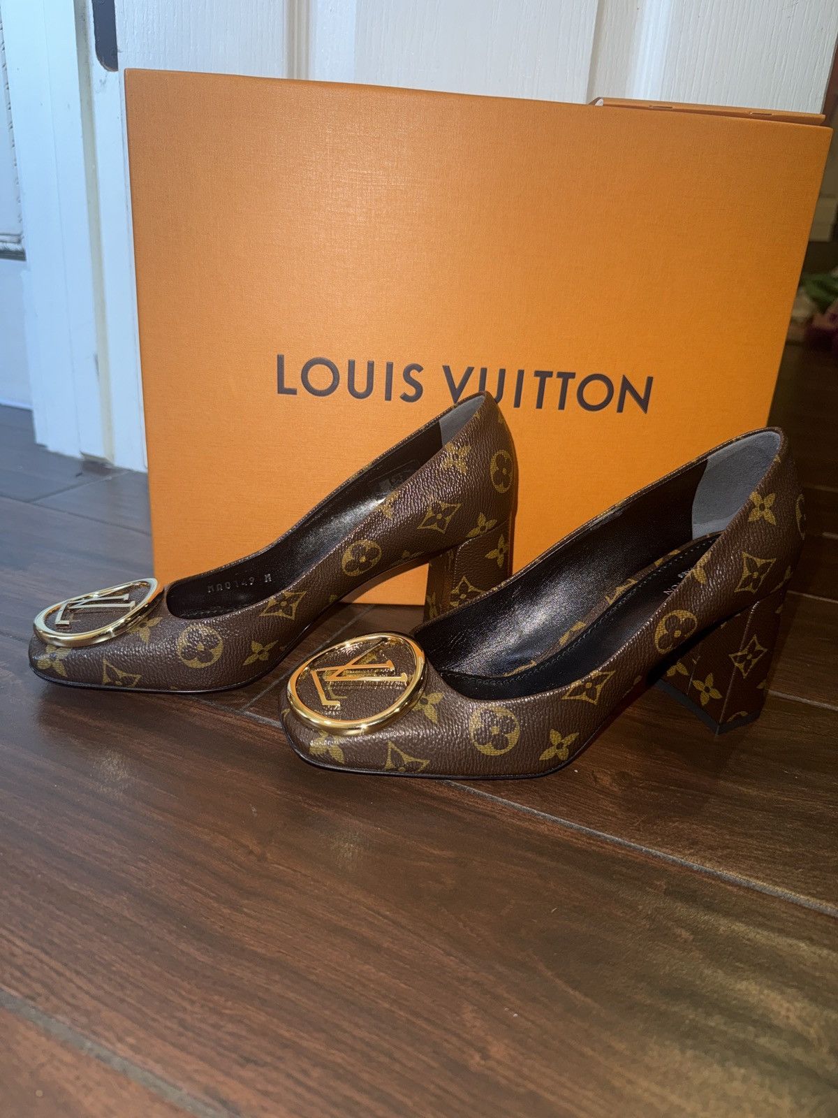 Louis Vuitton Louis Vuitton Monogram Canvas Pumps w/ Gold LV Medallion Size US 7 / IT 37 - 1 Thumbnail