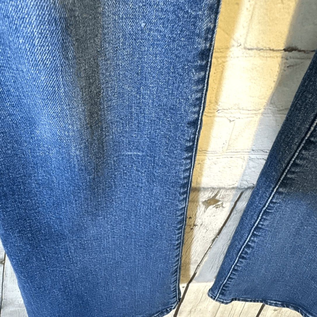 Gap VINTAGE Gap 70s Flare Jeans Women’s 10 High Waisted Button Pocket Medium Wash Stretch Jeans Blue Women Ladies Pants 70s Flare Wide-Leg Mens? Size 32" / US 10 / IT 46 - 4 Thumbnail
