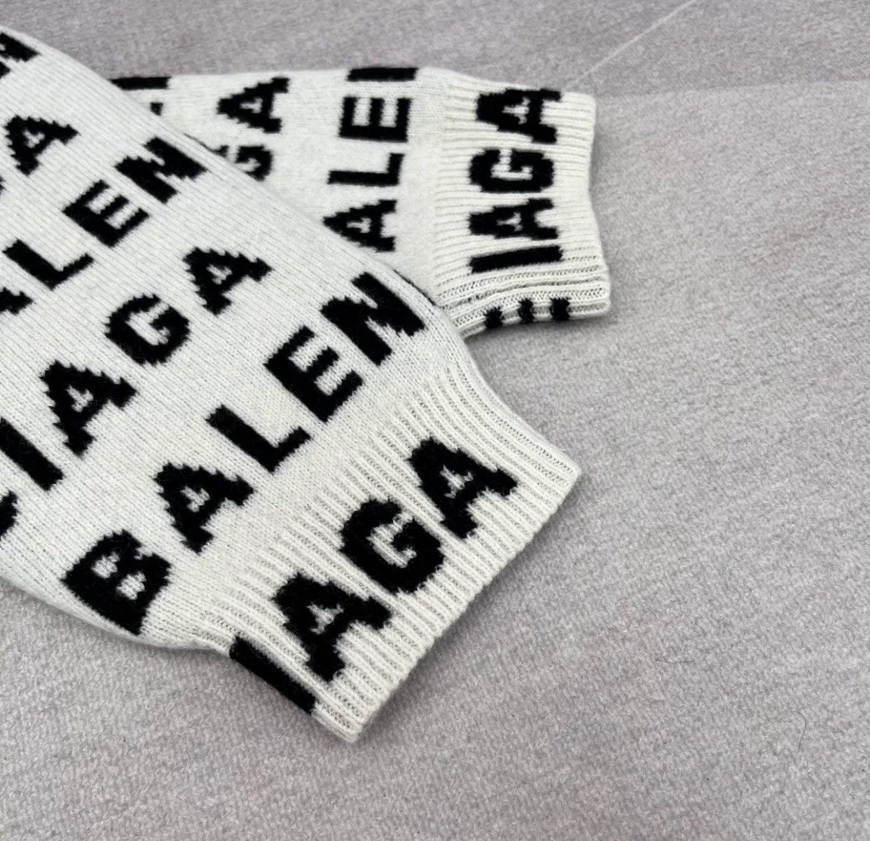 Balenciaga Balenciaga logo printed round neck long sleeved sweater Size US S / EU 44-46 / 1 - 4 Thumbnail