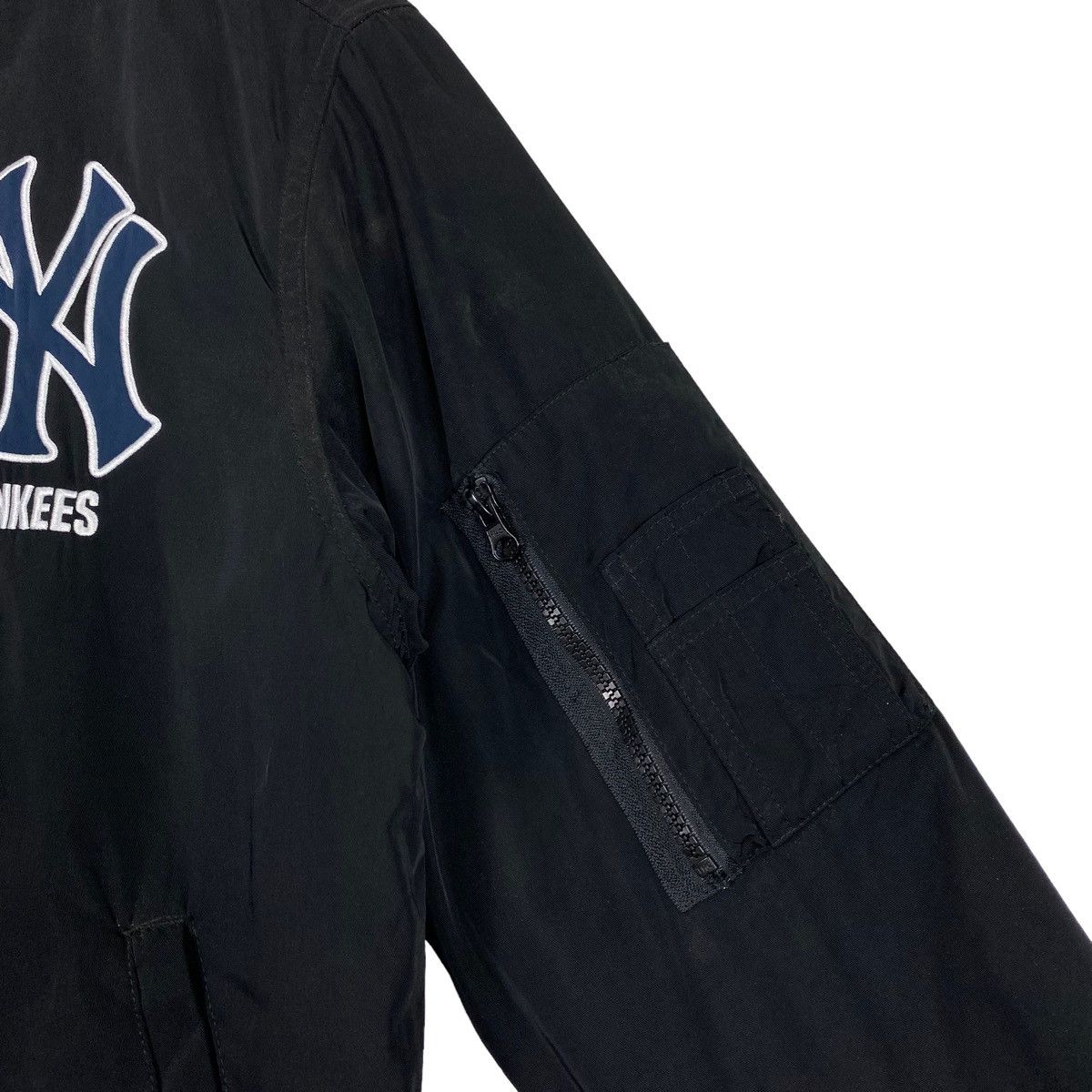 MLB × New York Yankees 💥NY YANKEES BIG LOGO MLB LIGHT JACKET Size US L / EU 52-54 / 3 - 7 Thumbnail