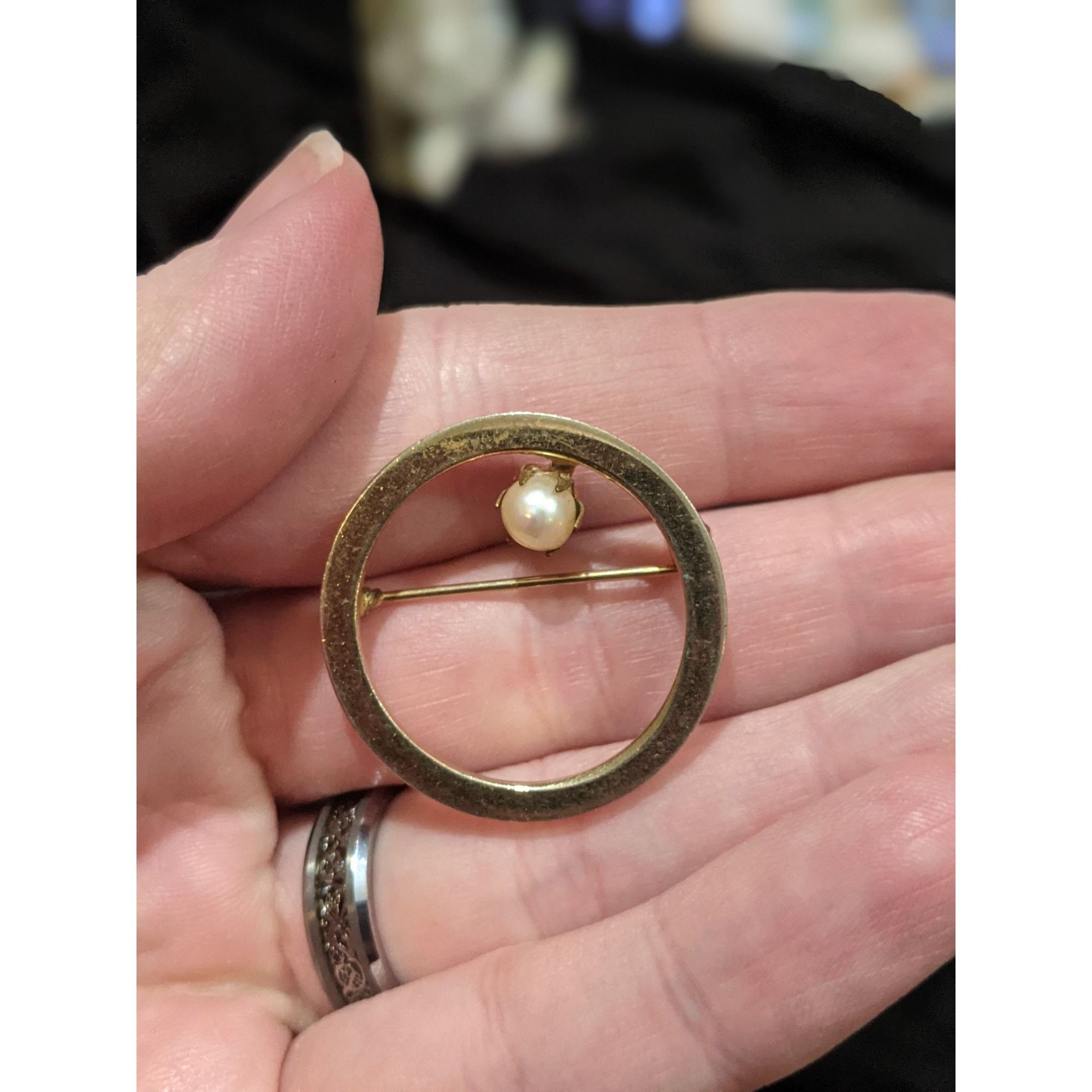 Other Vintage Gold Tone Open Circle Brooch With Pearl Size ONE SIZE - 2 Thumbnail