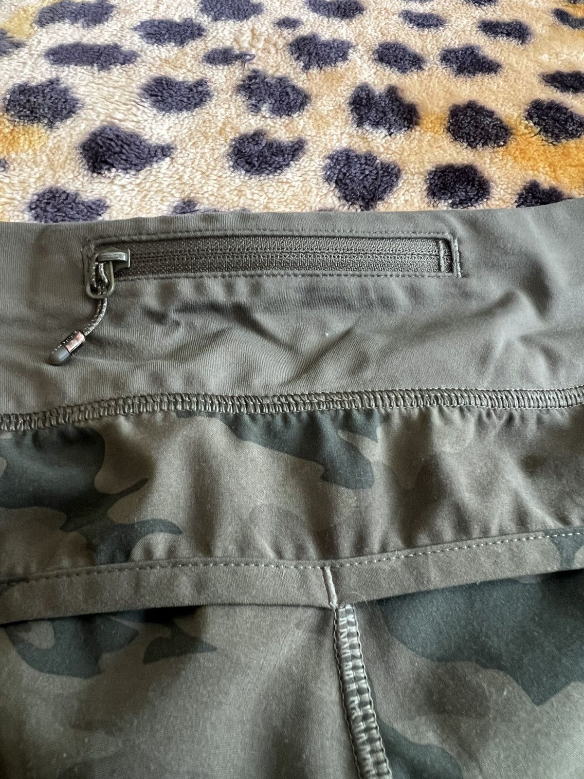 Lululemon Lululemon Activewear Camo Women’s Shorts Size 28" / US 6 / IT 42 - 4 Thumbnail