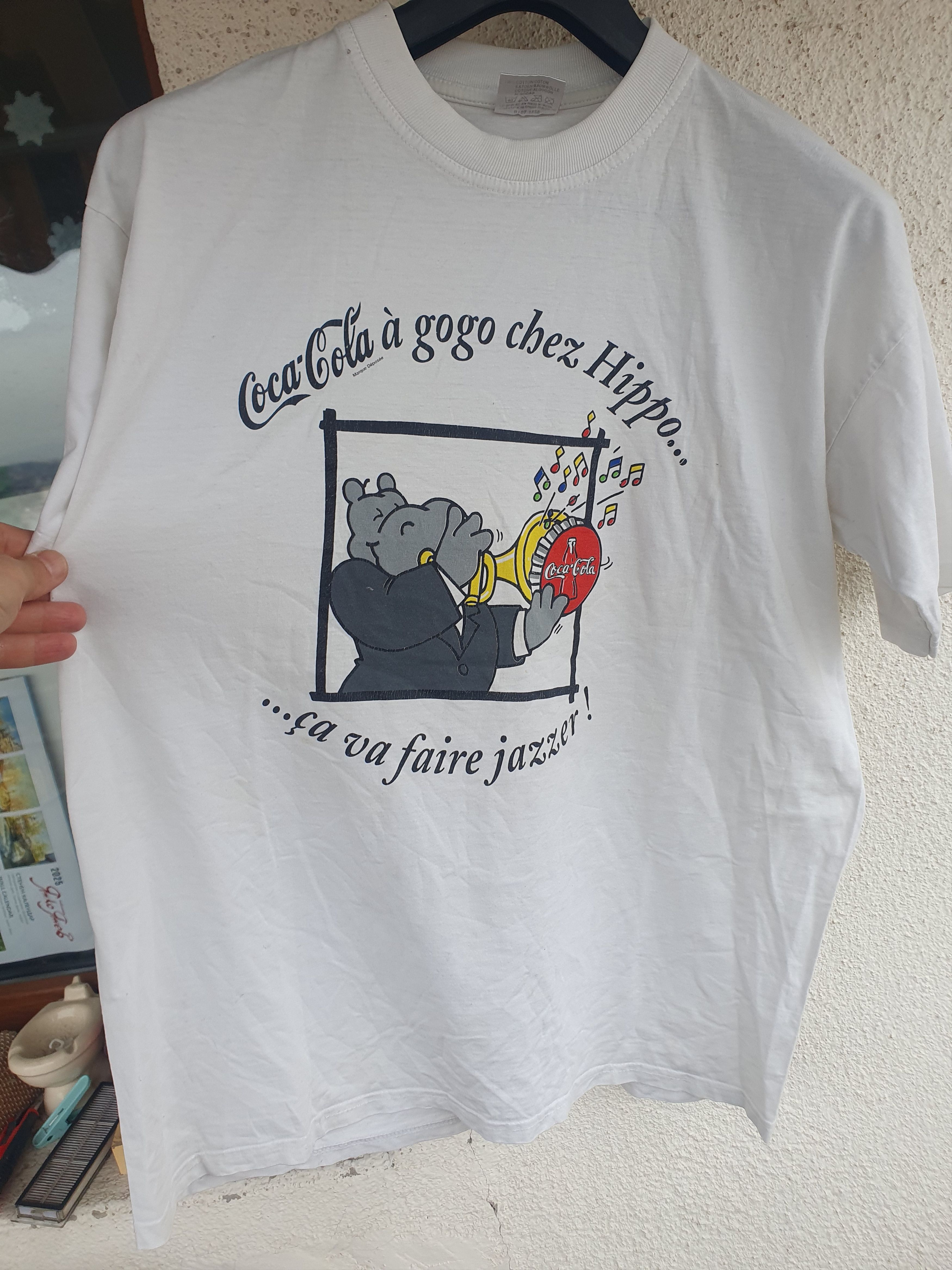 Coca Cola × Vintage Coca Cola A Gogo Chez Hippo Vintage T-shirt sz L? Size US L / EU 52-54 / 3 - 6 Thumbnail