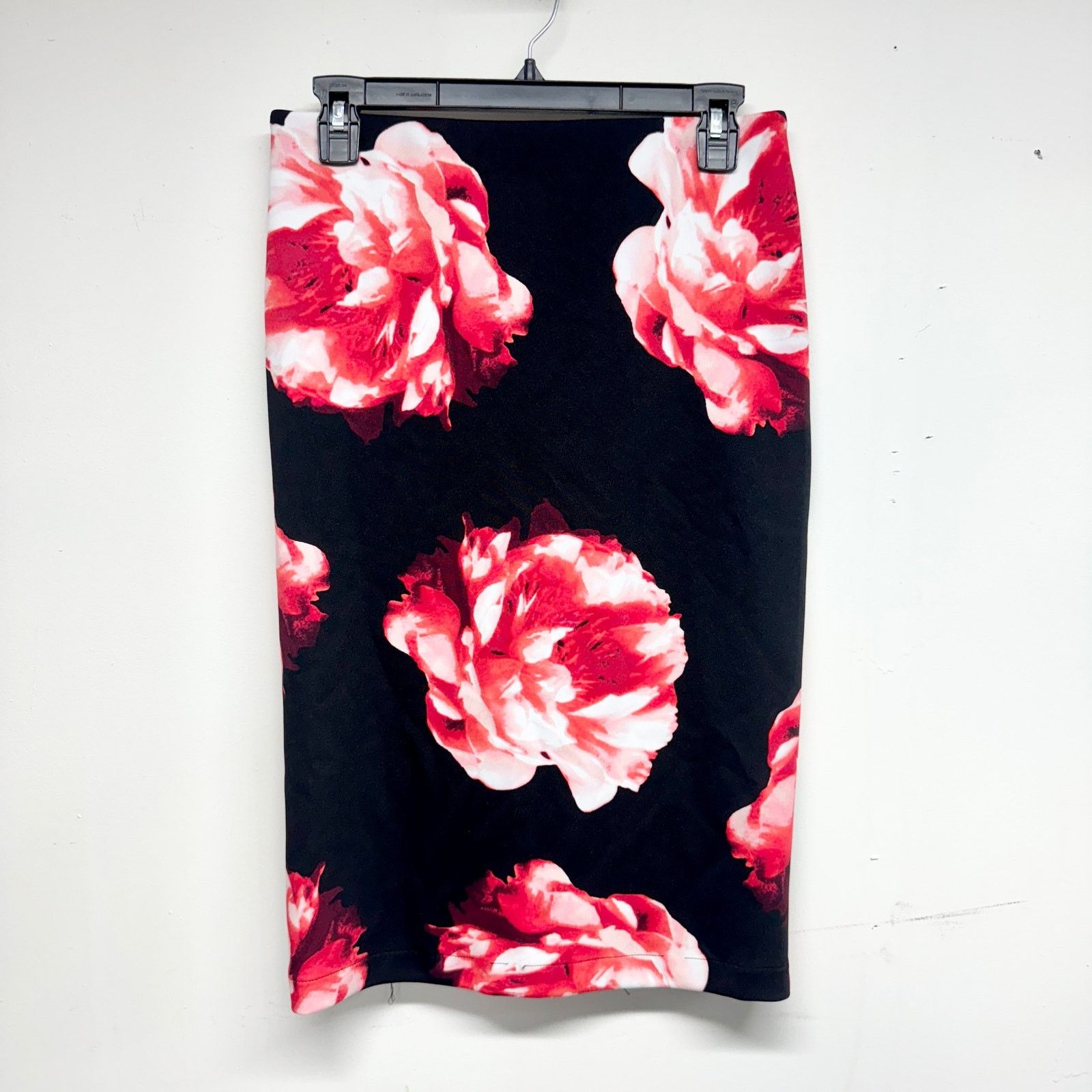 Vince Camuto Vince Camuto Floral Pencil Black & Pink Midi Skirt Small Size 27" / US 4 / IT 40 - 2 Thumbnail