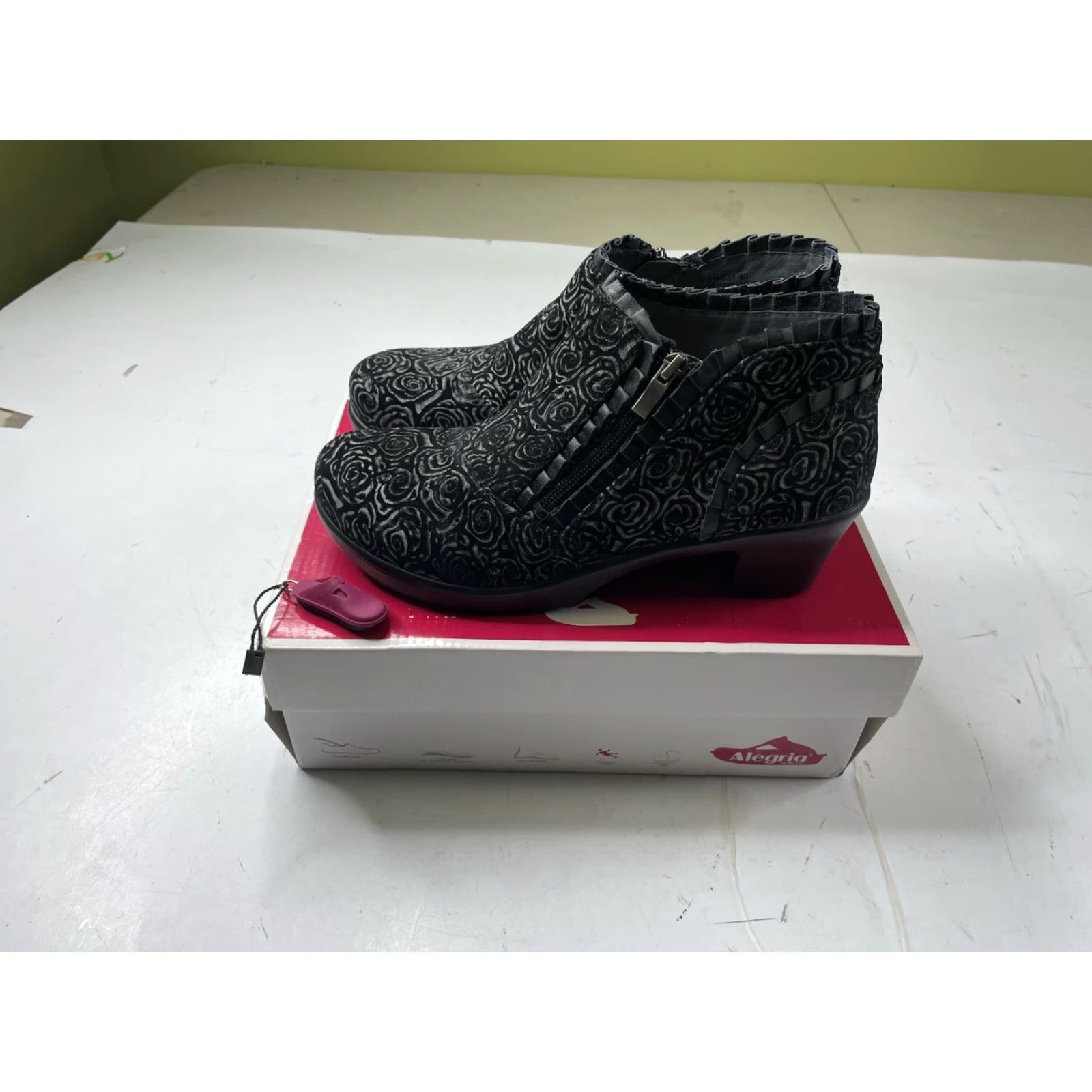 Vintage Alegria Hannah Bootie Floral Leather Ankle Boots Ruffle HAN-537 Black Size EU 40 US 10 Women Block Heel Mid 2-2.9in Two-tone Pattern Flower Vintage No Size US 10 / IT 40 - 2 Thumbnail