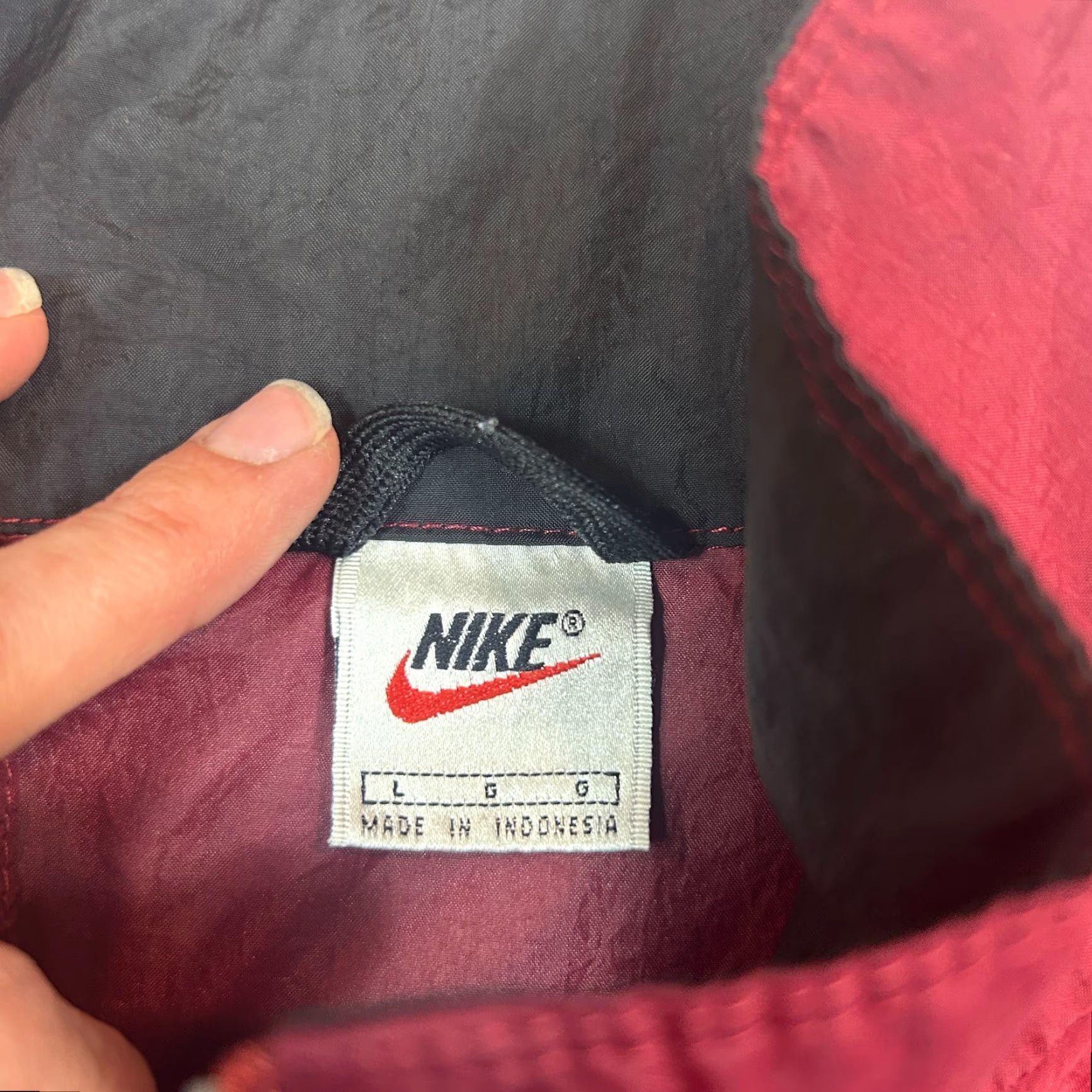 Nike VINTAGE Nike Jacket Windbreaker Swoosh Back Hit Size L Red Black White Logo Embroidered 90s Classic Sports USA Mens Size US L / EU 52-54 / 3 - 4 Thumbnail