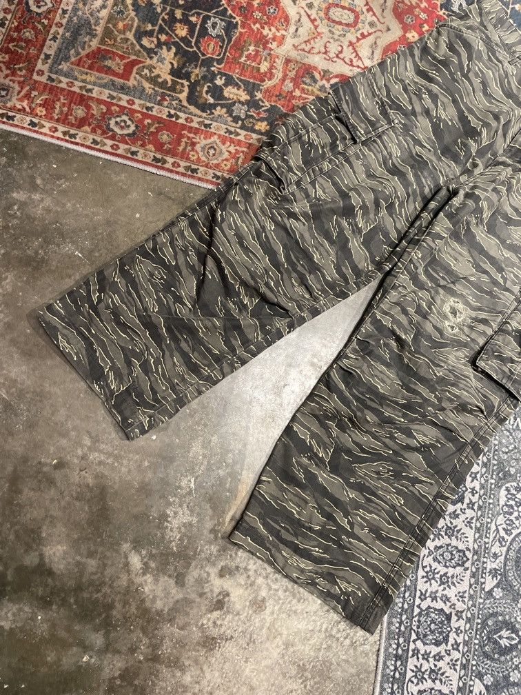 Fubu VINTAGE FUBU TIGER CAMO CARGO PANTS Size US 36 / EU 52 - 4 Thumbnail
