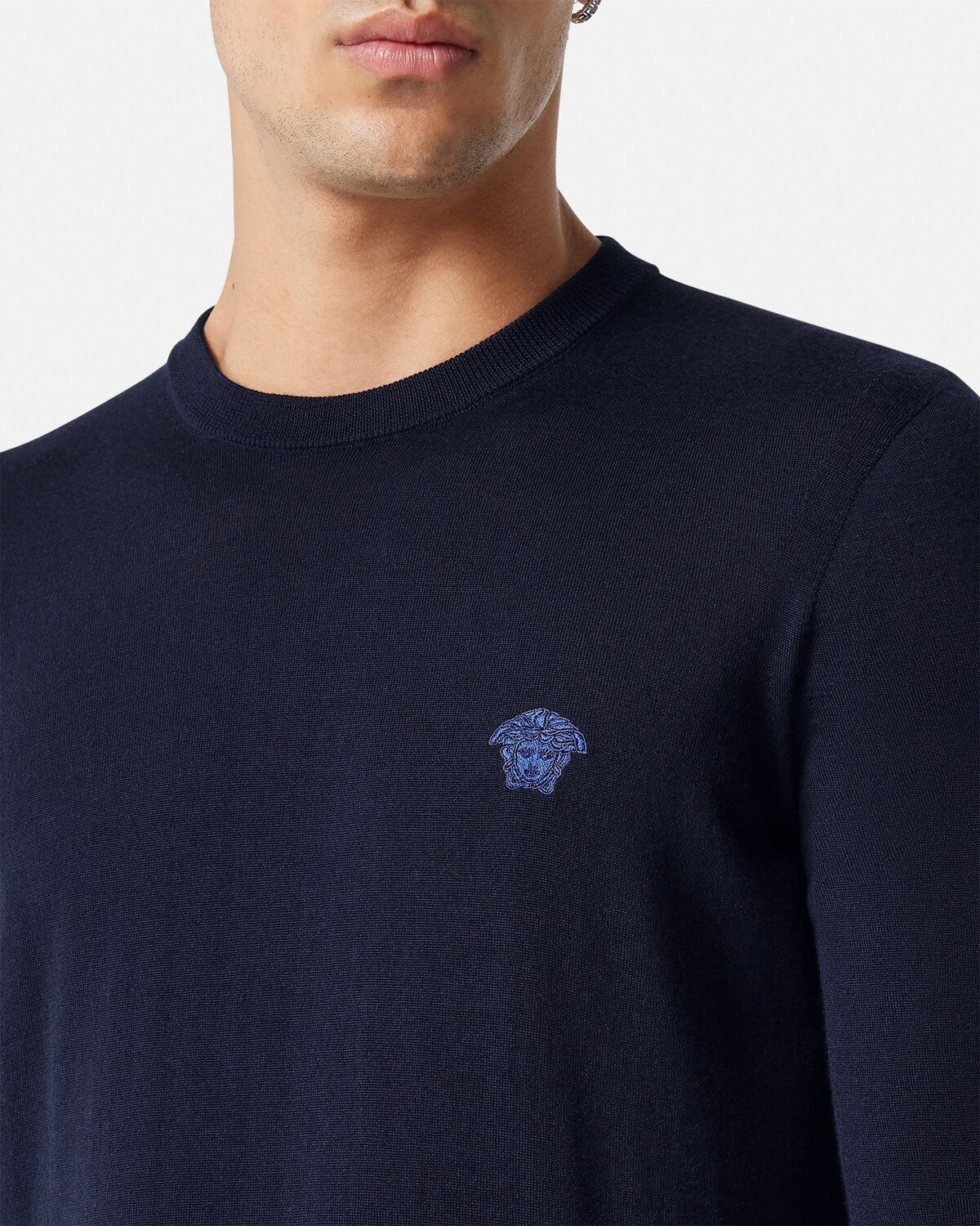 Versace o1y0525 Logo Crewneck Sweater in Midnight Blue Size US XL / EU 56 / 4 - 2 Thumbnail