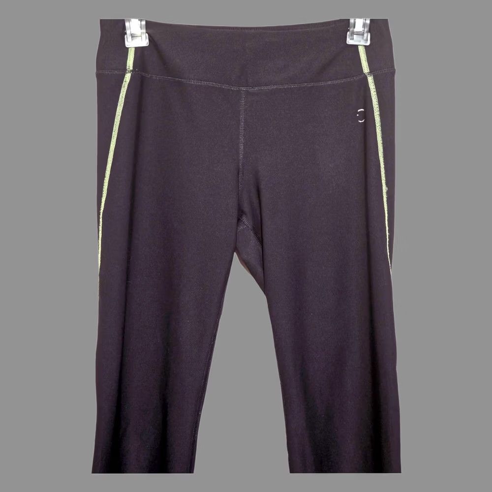 Vintage Vogo Athletica Athletic Leggings Womens Size S Black Capri Athletic Skinny Yoga Capri Leggings Womens Black Size 28" / US 6 / IT 42 - 1 Thumbnail
