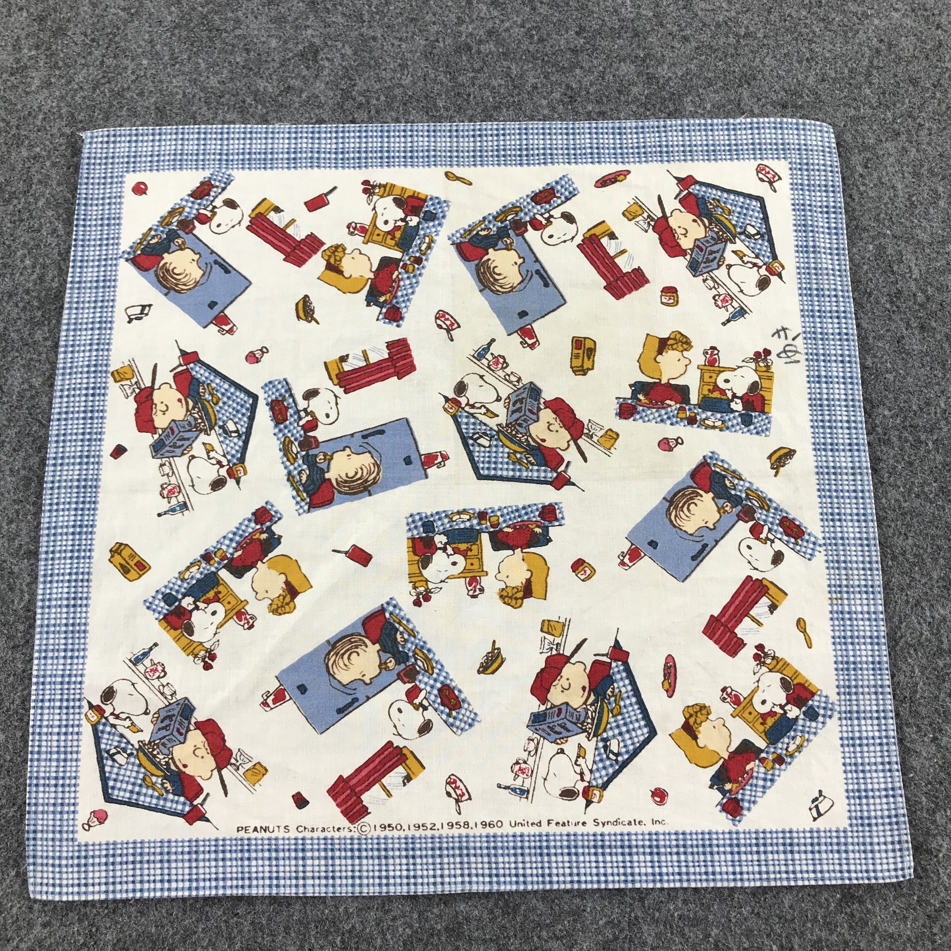 Peanuts Snoopy Peanuts Characters Handkerchief Neckerchief X05 Size ONE SIZE - 1 Thumbnail