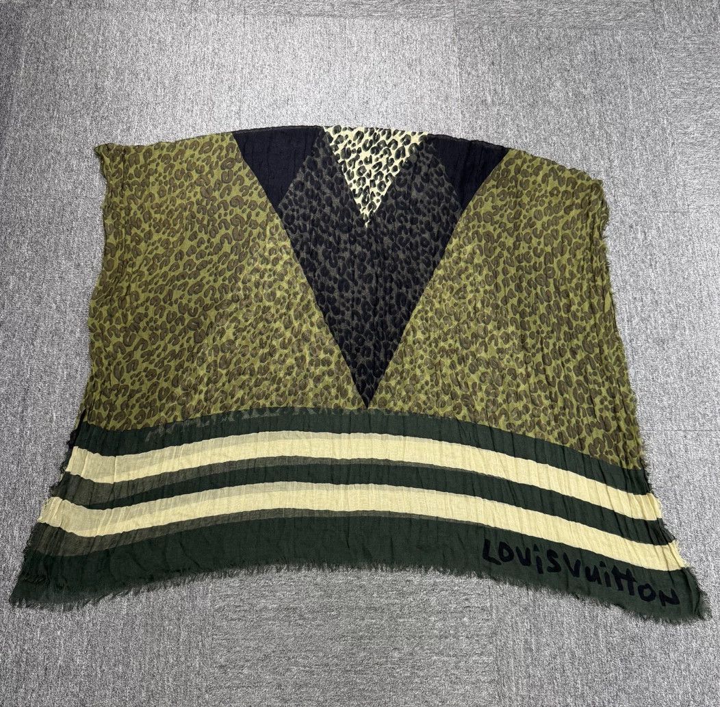 Louis Vuitton Louis Vuitton Leopard Print Scarf Size ONE SIZE - 1 Thumbnail