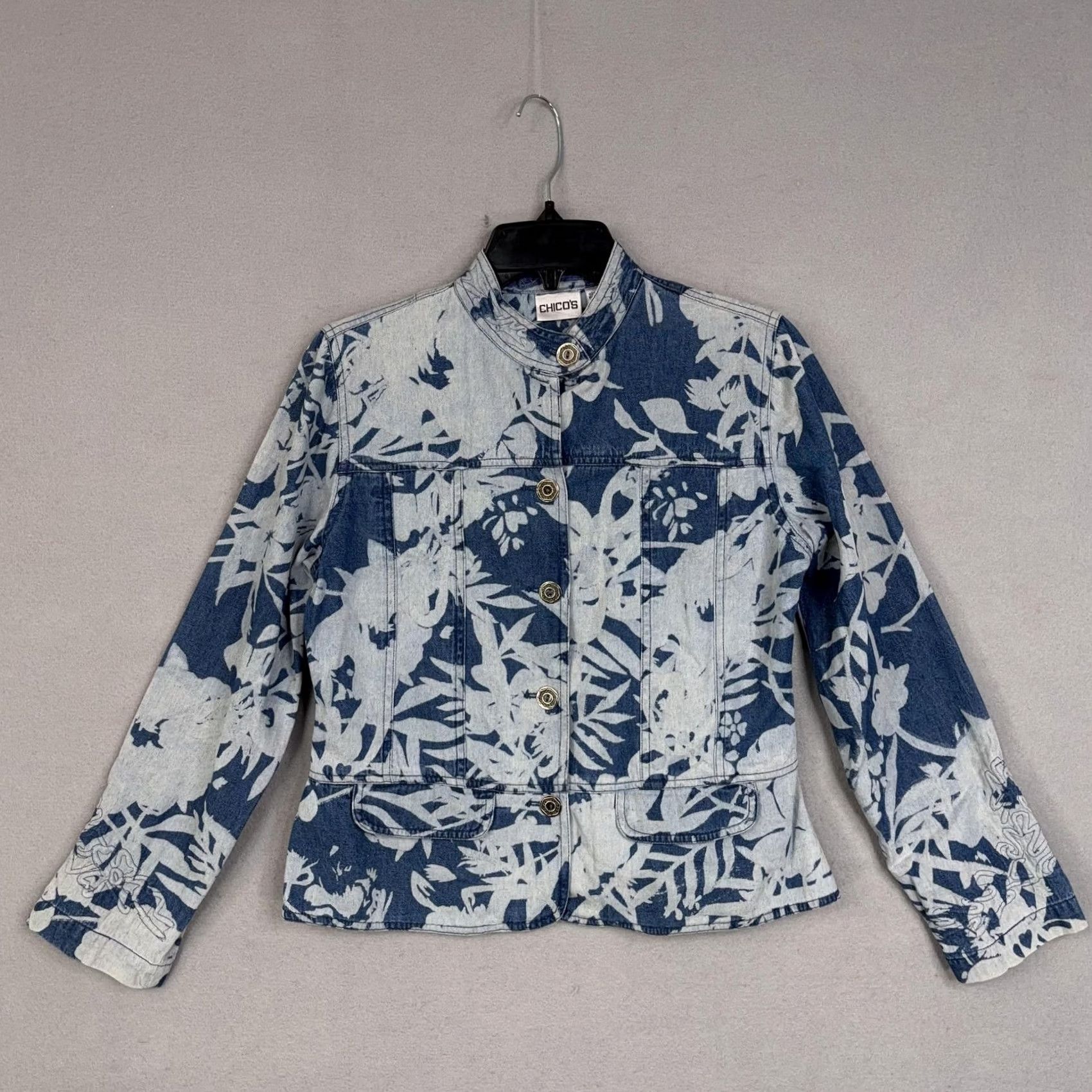 Vintage Chico's Jacket Womens S Blue Floral Denim Button Front Stand Collar Short Size S / US 4 / IT 40 - 2 Thumbnail