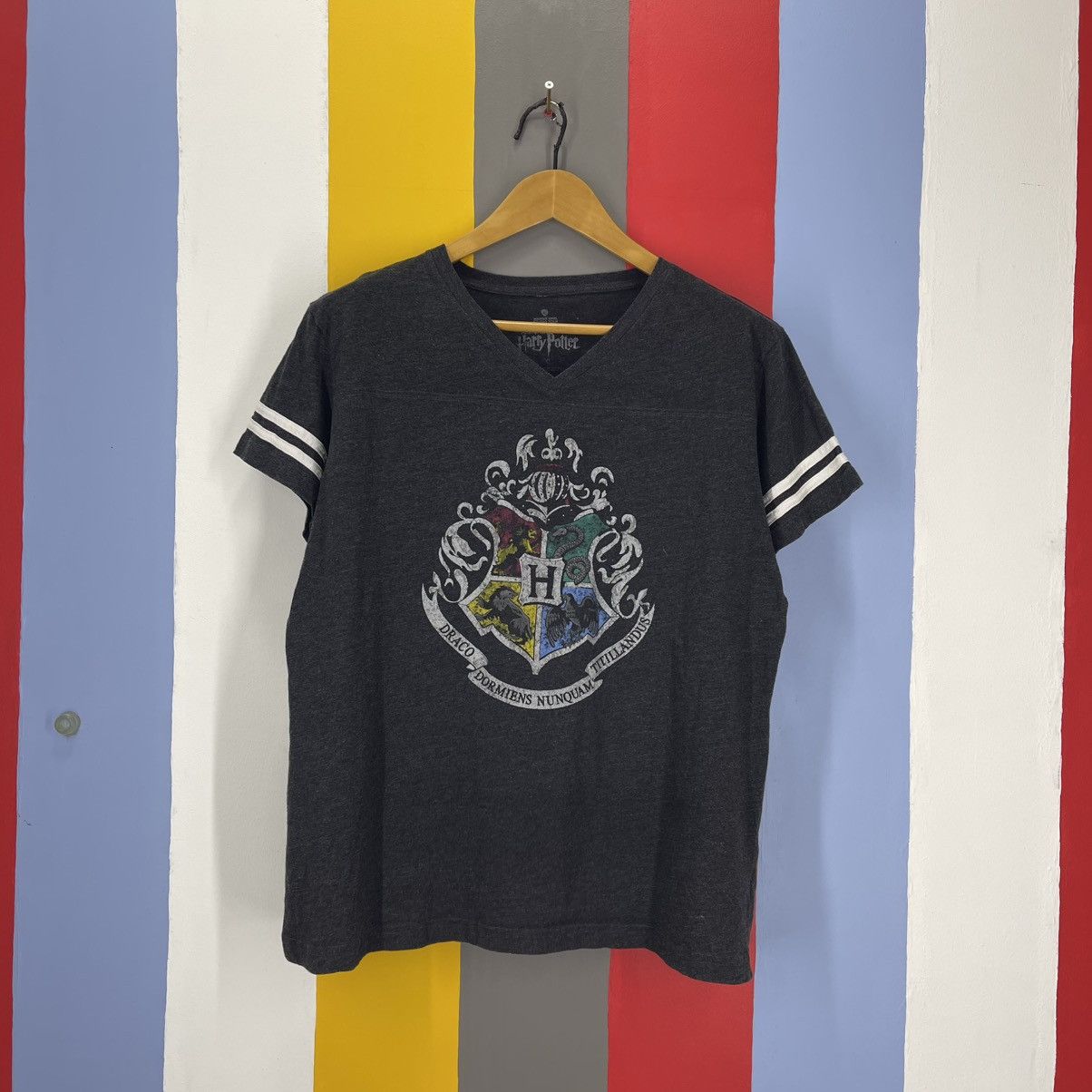Warner Bros HOGWARTS HARRY PORTER V Neck T Shirt #1997/13 Size US XL / EU 56 / 4 - 1 Thumbnail