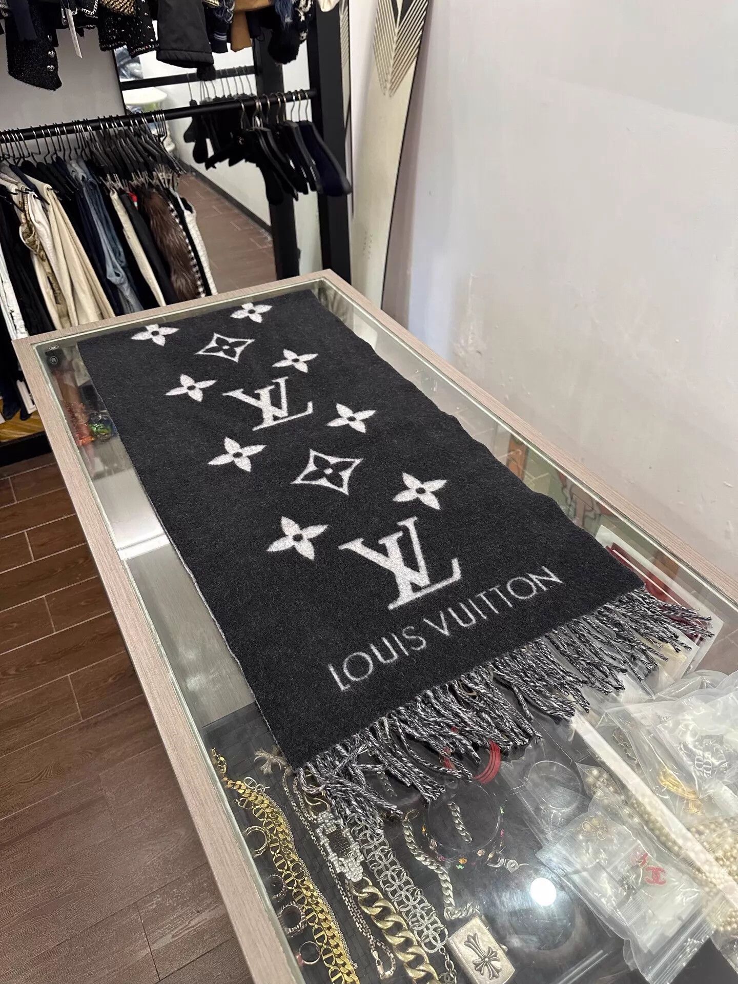 Louis Vuitton LV Reykjavik Monogram Scarf Black & Gray Cashmere Size ONE SIZE - 1 Thumbnail