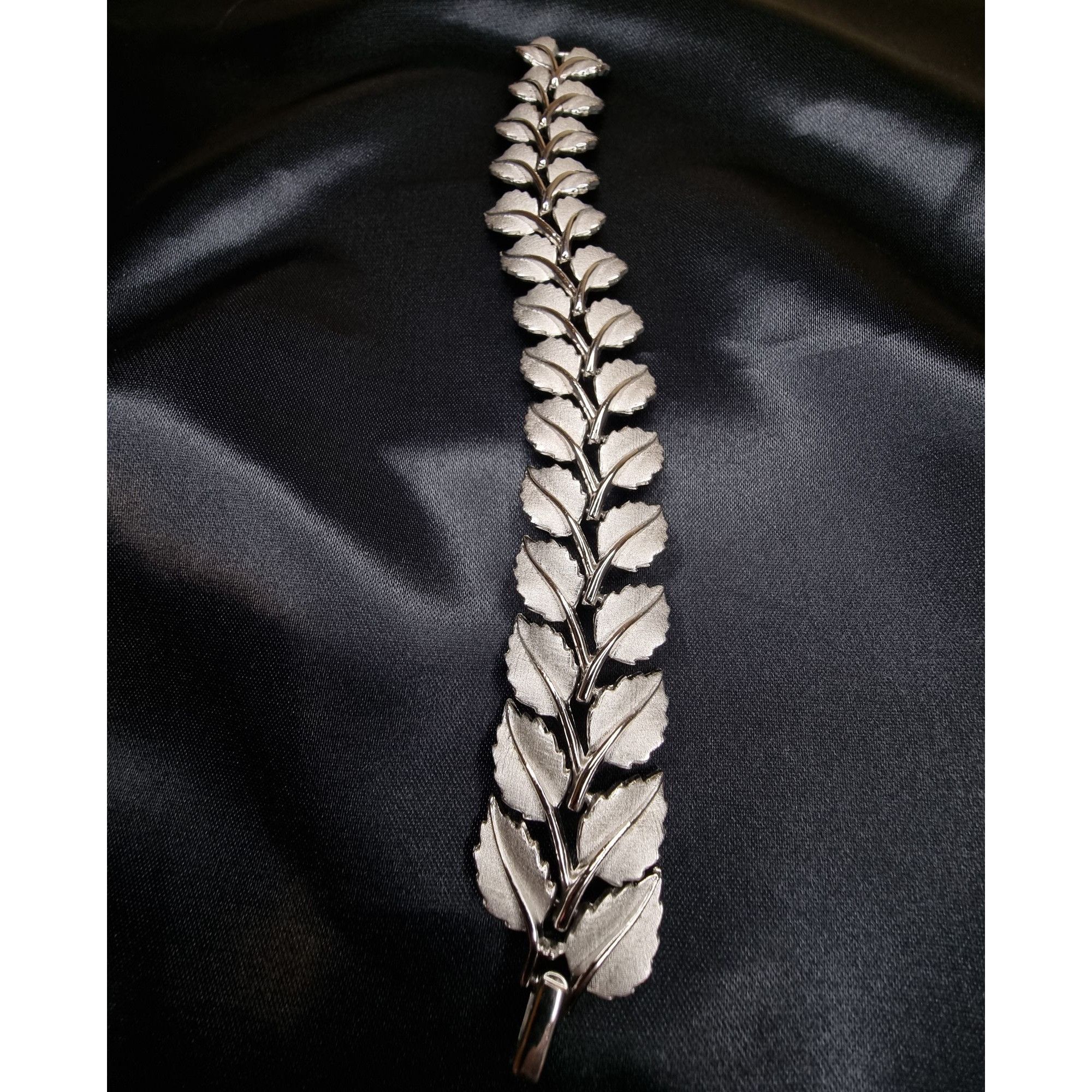Vintage Vintage 1950s Trifari Silver-Tone Leaf Motif Bracelet For Wo Size ONE SIZE - 3 Thumbnail