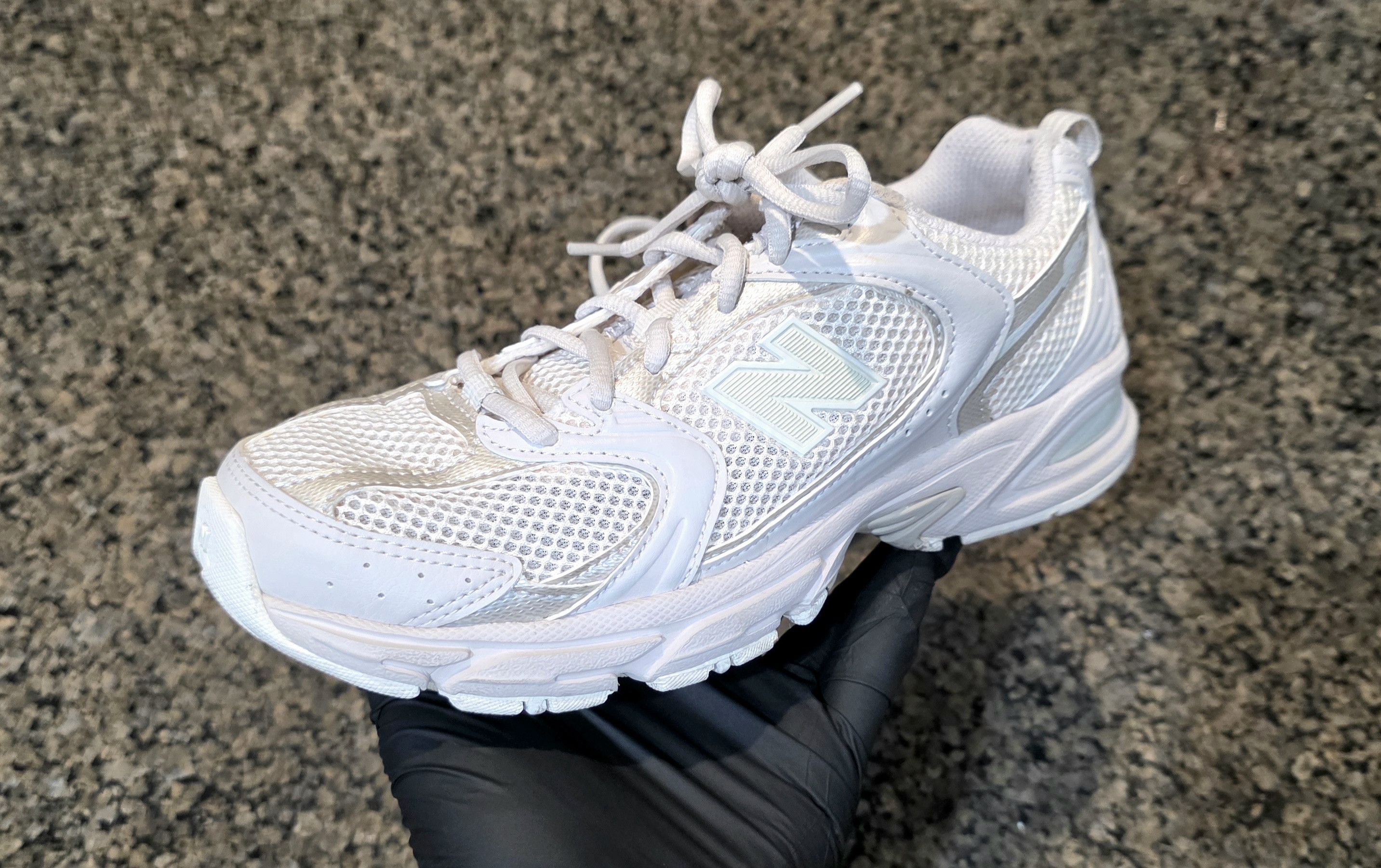 New Balance New Balance 530 Mens Womens White Metallic Silver Moonbeam Size US 6 / EU 39 - 1 Thumbnail