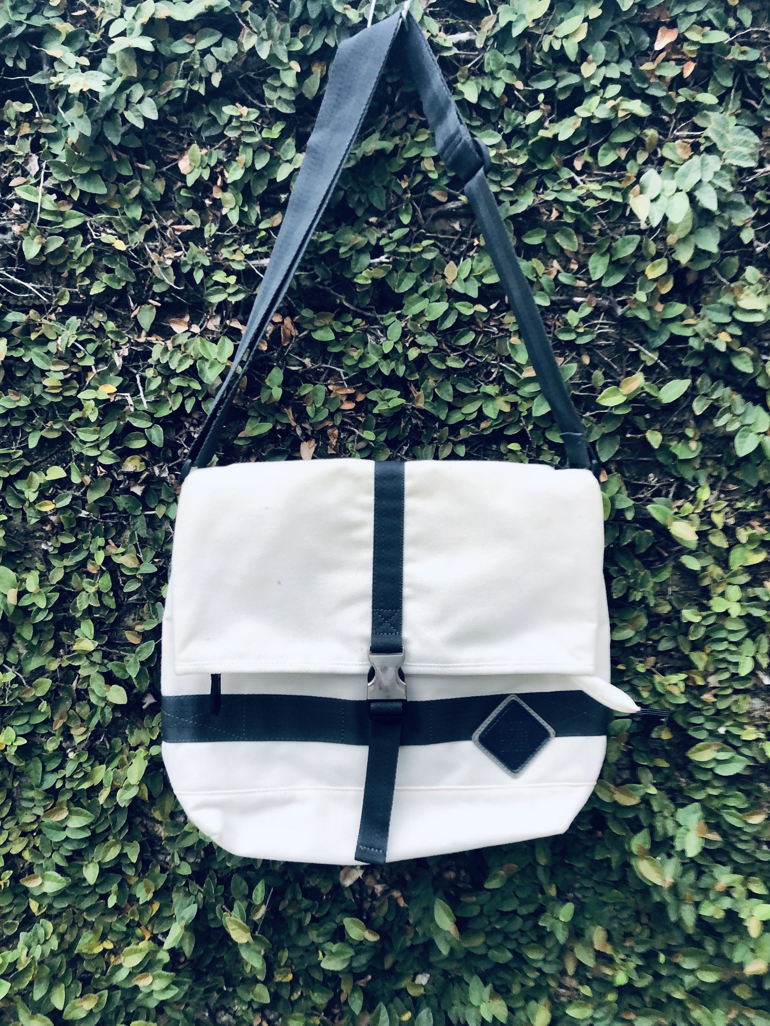 Japanese Brand Madison Square Garden Streetwear Fashion Style Crossbody Bag Size ONE SIZE - 3 Thumbnail