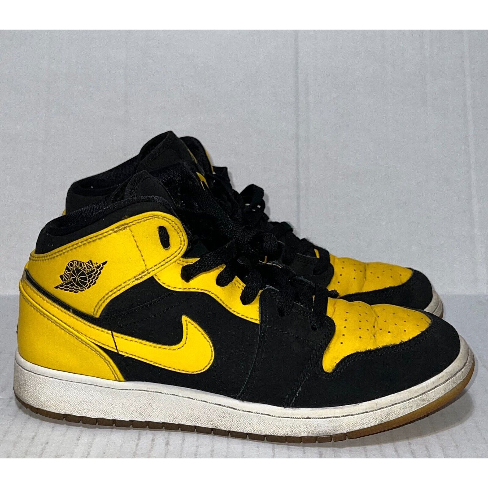 Nike NIKE 554725-035 Jordan 1 Retro Mid New Love 2017 GS Kid 6.5Y Size US 6.5 / EU 39-40 - 1 Thumbnail