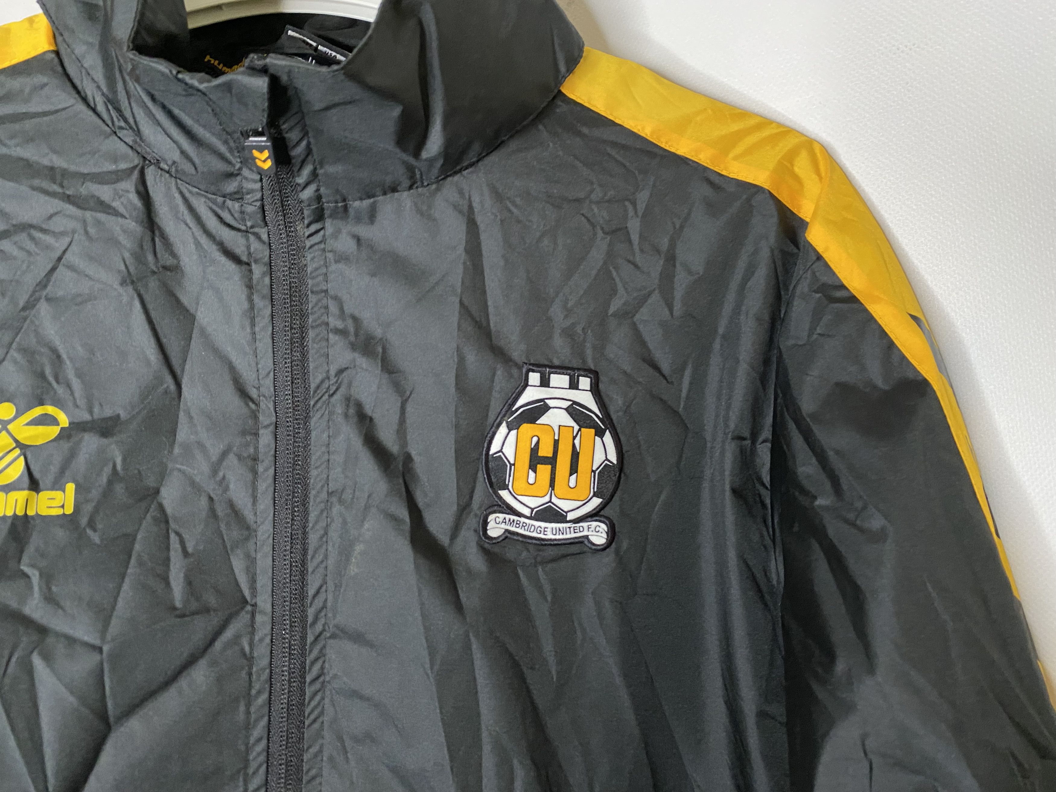 Hummel CAMBRIDGE UNITED 2019 2020 TRAINING FOOTBALL SOCCER JACKET Size US S / EU 44-46 / 1 - 3 Thumbnail
