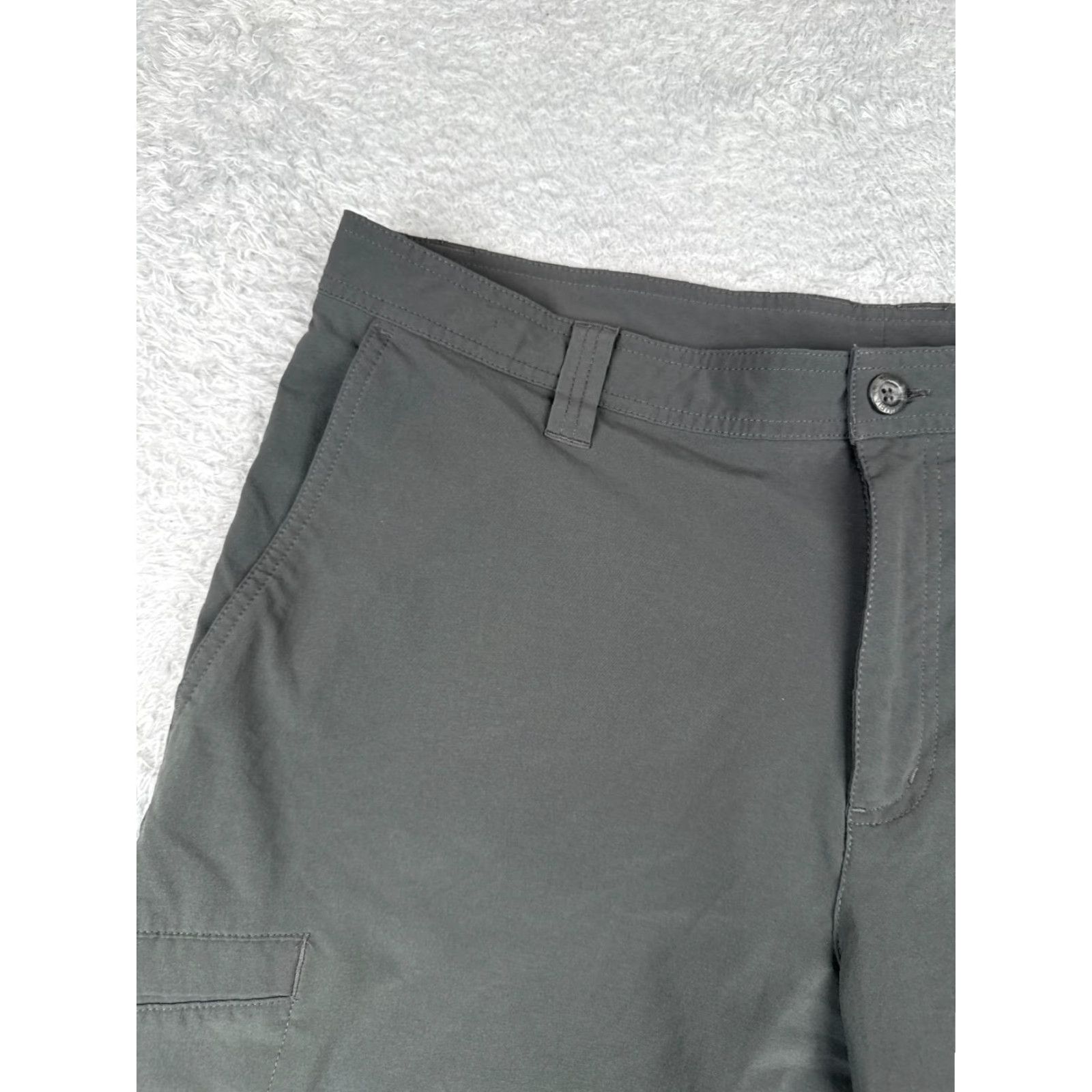 Vintage Columbia Men Cargo Shorts 38 Gray Polyester Blend Cotton Nylon Regular Fit Cargo Pocket Belted Elastic Waist Pockets 10 Inseam 38x10 Casual Travel Size US 38 / EU 54 - 4 Thumbnail
