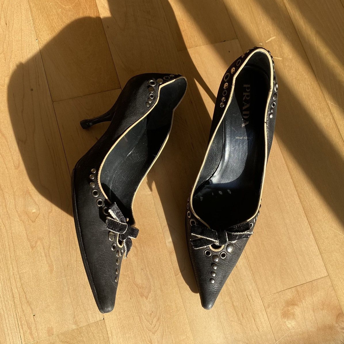 Prada × Vintage Prada 2001 Black Leather Bow Pointed Toe Pumps Size US 5 / IT 35 - 2 Thumbnail