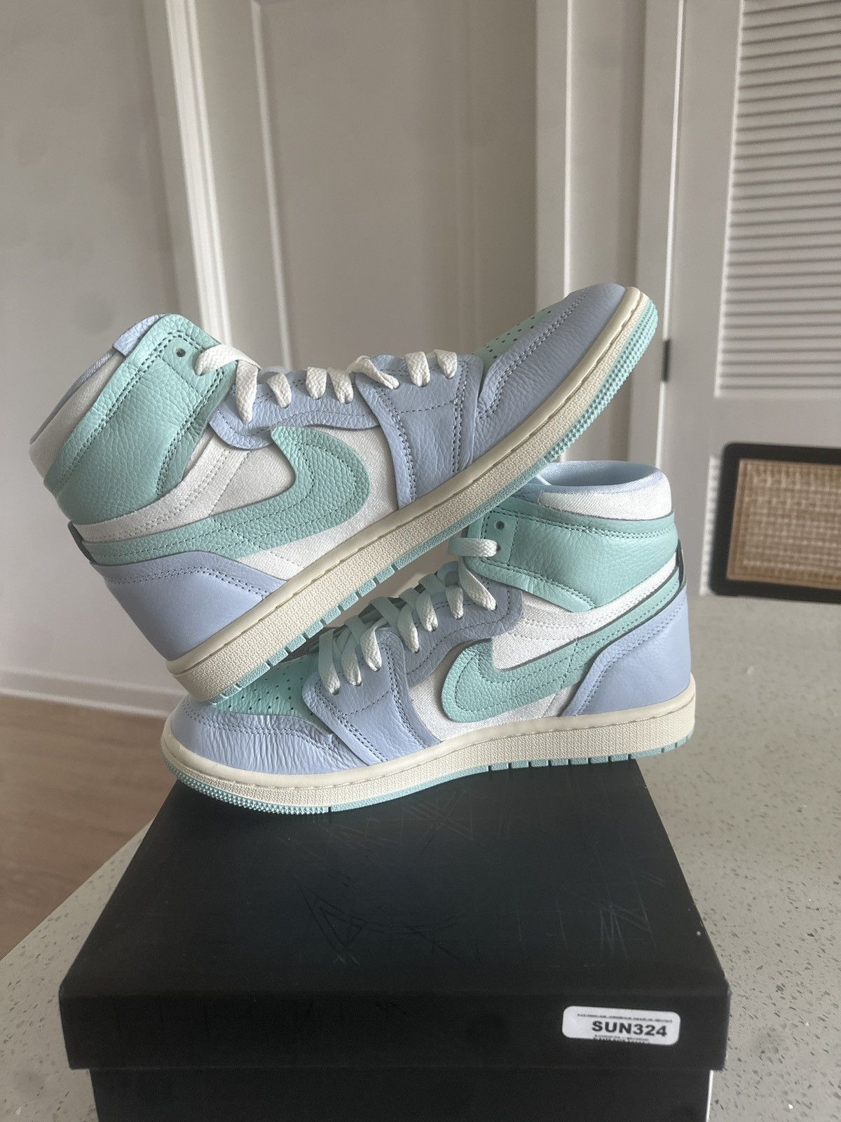 Nike Wmns Air Jordan 1 “Method of Make” Hydrogen Size US 8.5 / EU 41-42 - 5 Thumbnail