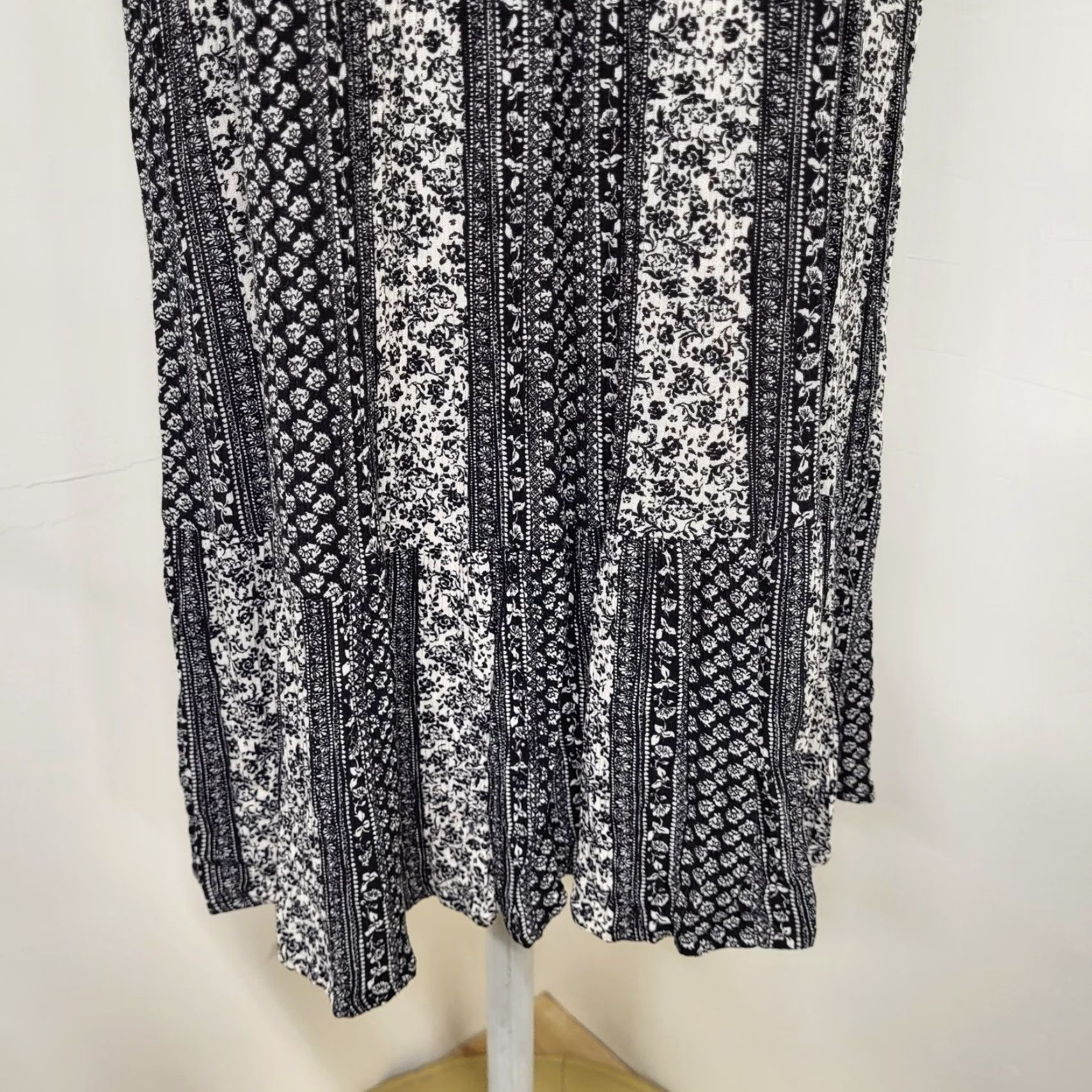 Vintage Knox Rose Dress Women's Black A-Line V-Neck Ruffle Boho Cottagecore Medallion Knit Rayon Knee Length Size M / US 6-8 / IT 42-44 - 4 Thumbnail