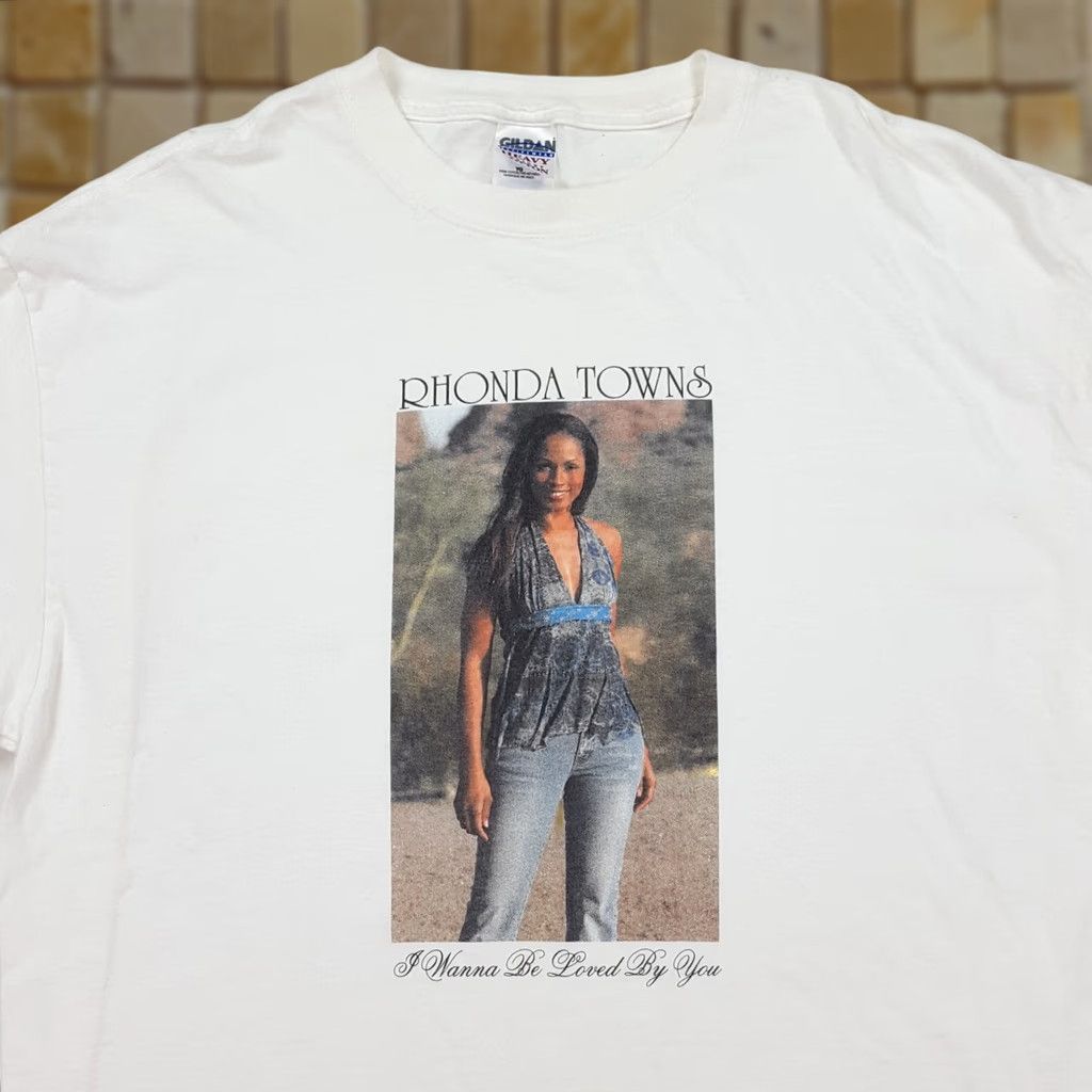 Gildan VINTAGE Rhonda Towns Country Music XL Rock Band White T Shirt Men XL Vintage Graphic Print Tour 90s Retro Country Music Size US XL / EU 56 / 4 - 1 Thumbnail