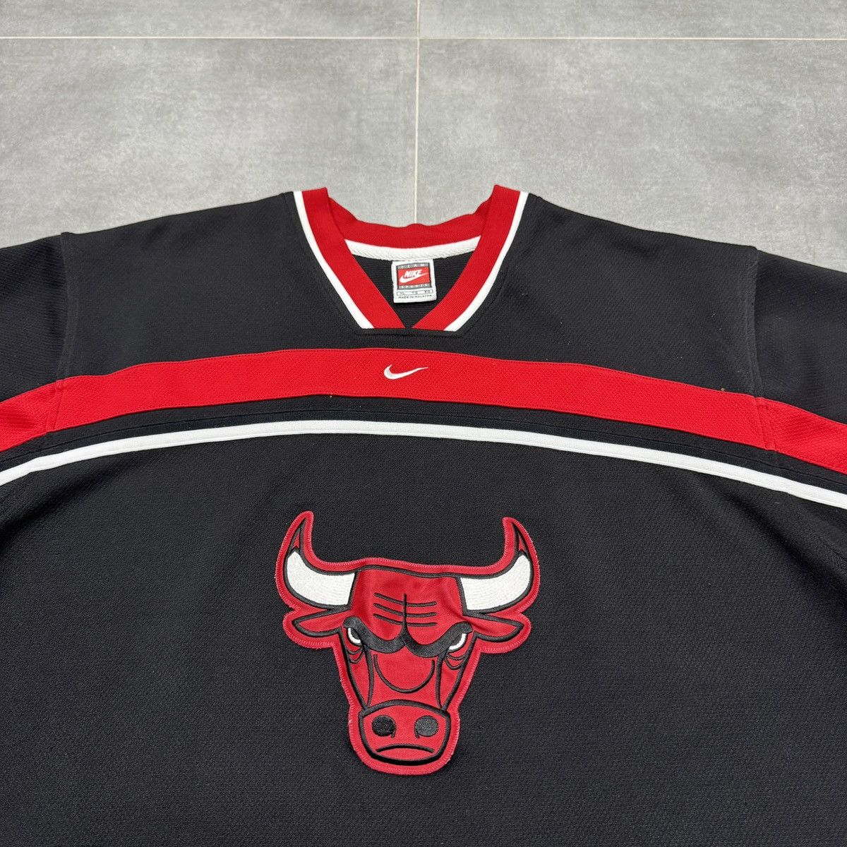 Nike Vintage Nike NBA Chicago Bulls 90s Swoosh Jersey Shirt Y2K Size US XL / EU 56 / 4 - 8 Thumbnail