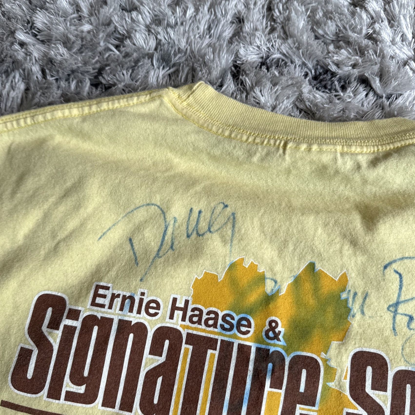 Vintage VTG Ernie Hasse & Signature Sound Concert T-Shirt Men’s L AUTOGRAPHED Alstyle Yellow Shirt Size US L / EU 52-54 / 3 - 7 Thumbnail