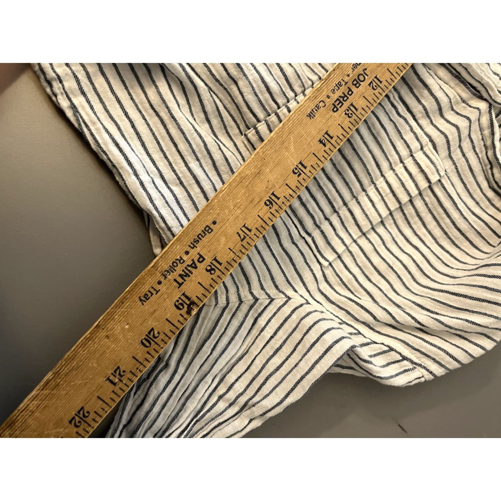 Vintage VINTAGE Universal Thread Shirt Womens Size Small White Striped Relaxed Fit Button Up Size S / US 4 / IT 40 - 5 Thumbnail