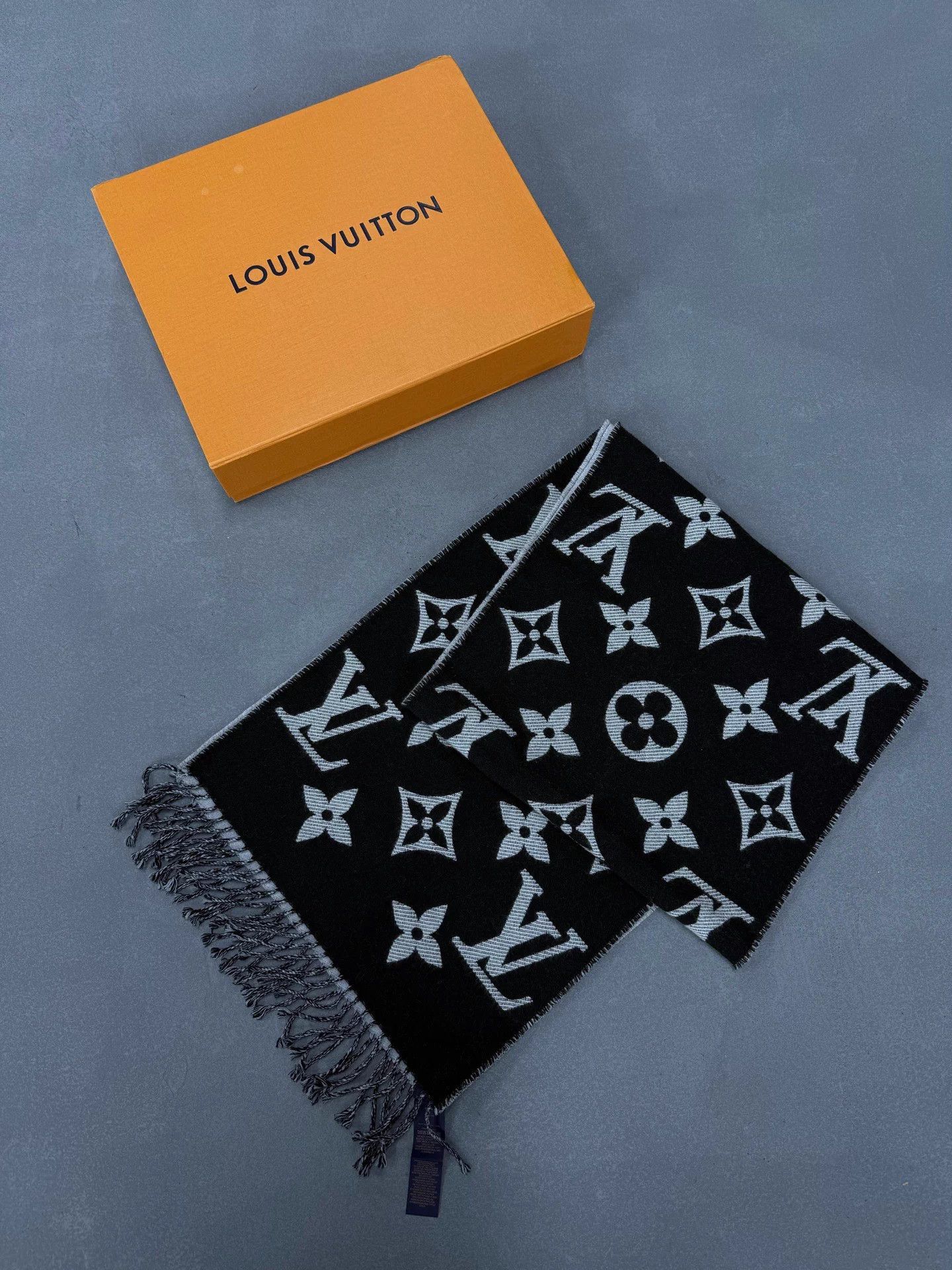 Louis Vuitton LV ESSENTIAL Wool Monogram Print Black Women Scarf Size ONE SIZE - 2 Thumbnail