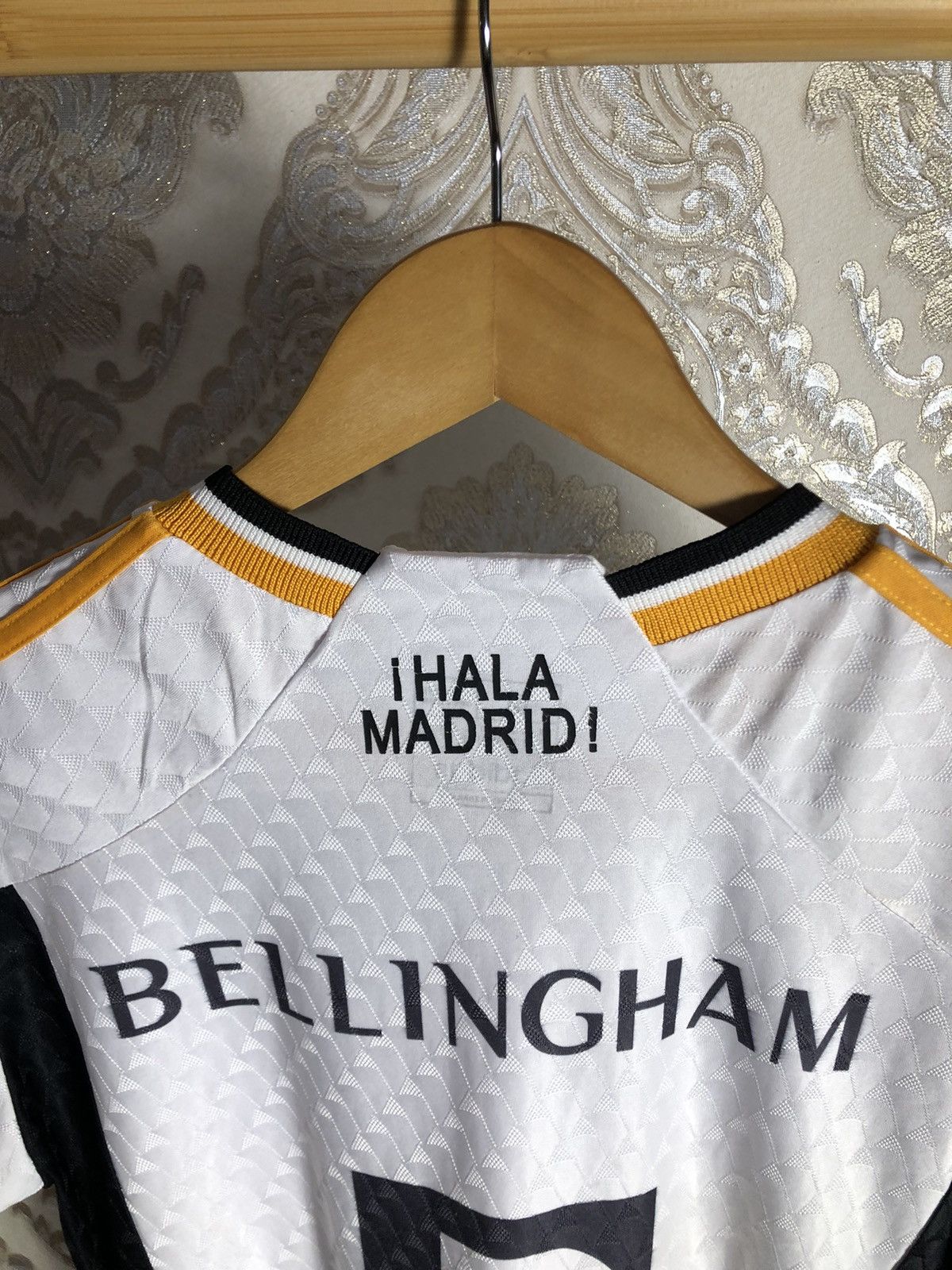 Adidas VERY RARE ADIDAS FC REAL MADRID SPAIN SOCCER JERSEY Y2K 90s Size US L / EU 52-54 / 3 - 5 Thumbnail