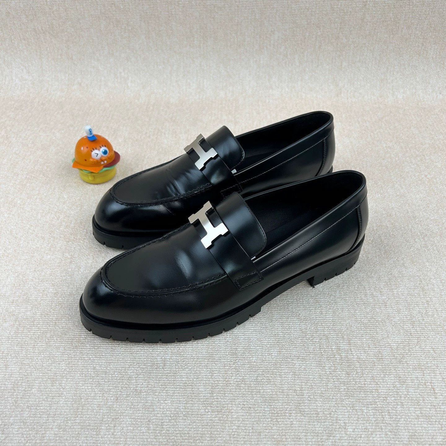 Hermes Black Leather Men\'s Loafers with Gold Hardware This is a pair of Hermès men main image 2