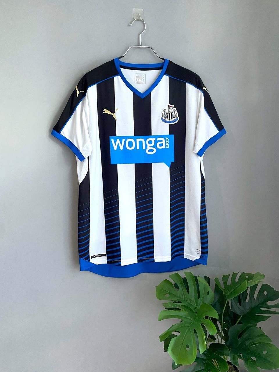 Puma FC Newcastle United 2015/16 Home Soccer Jersey, Size L Size US L / EU 52-54 / 3 - 1 Thumbnail