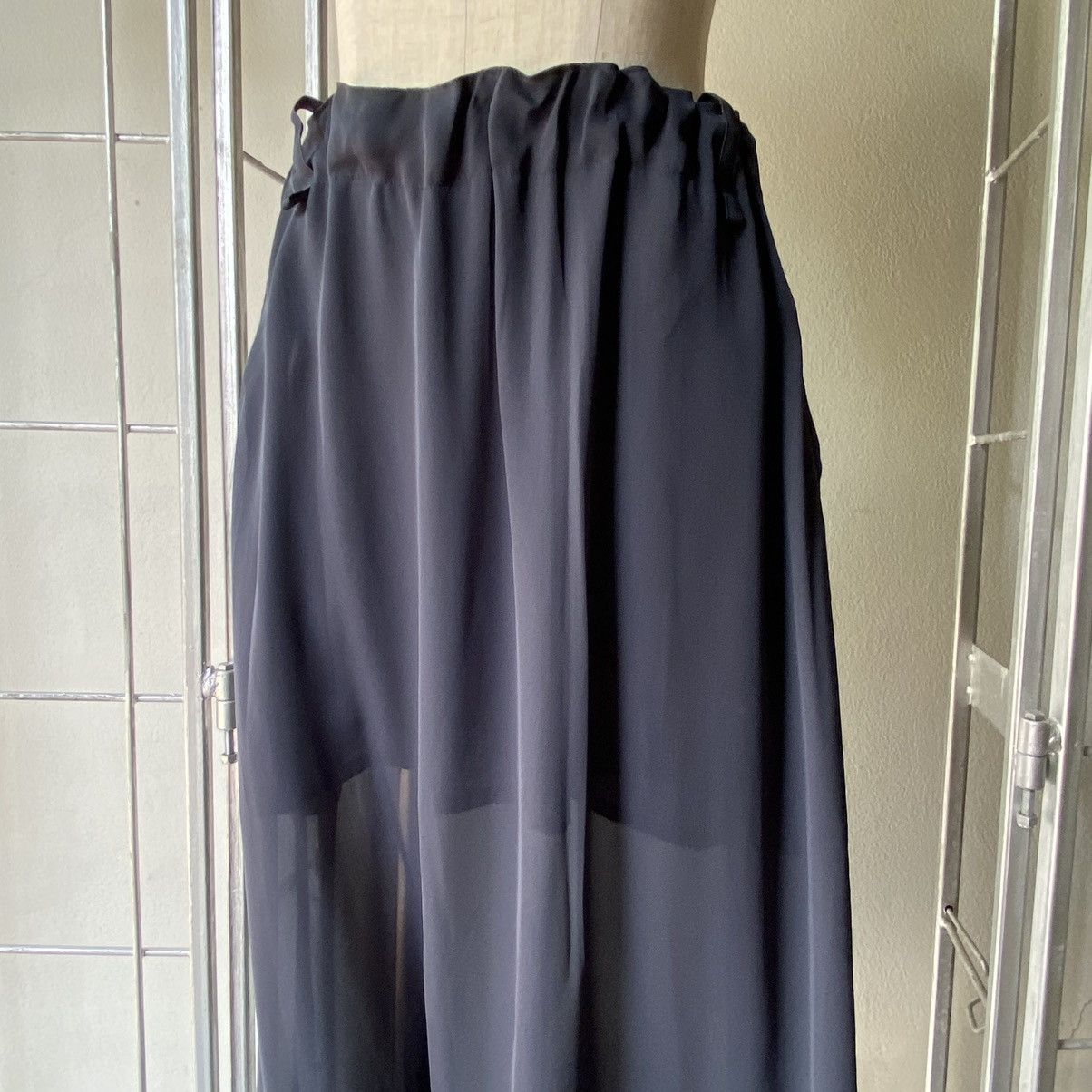 Issey Miyake ISSEY MIYAKE Dark Gray Chiffon Skort with Smocked Waist Size 27" / US 4 / IT 40 - 9 Thumbnail