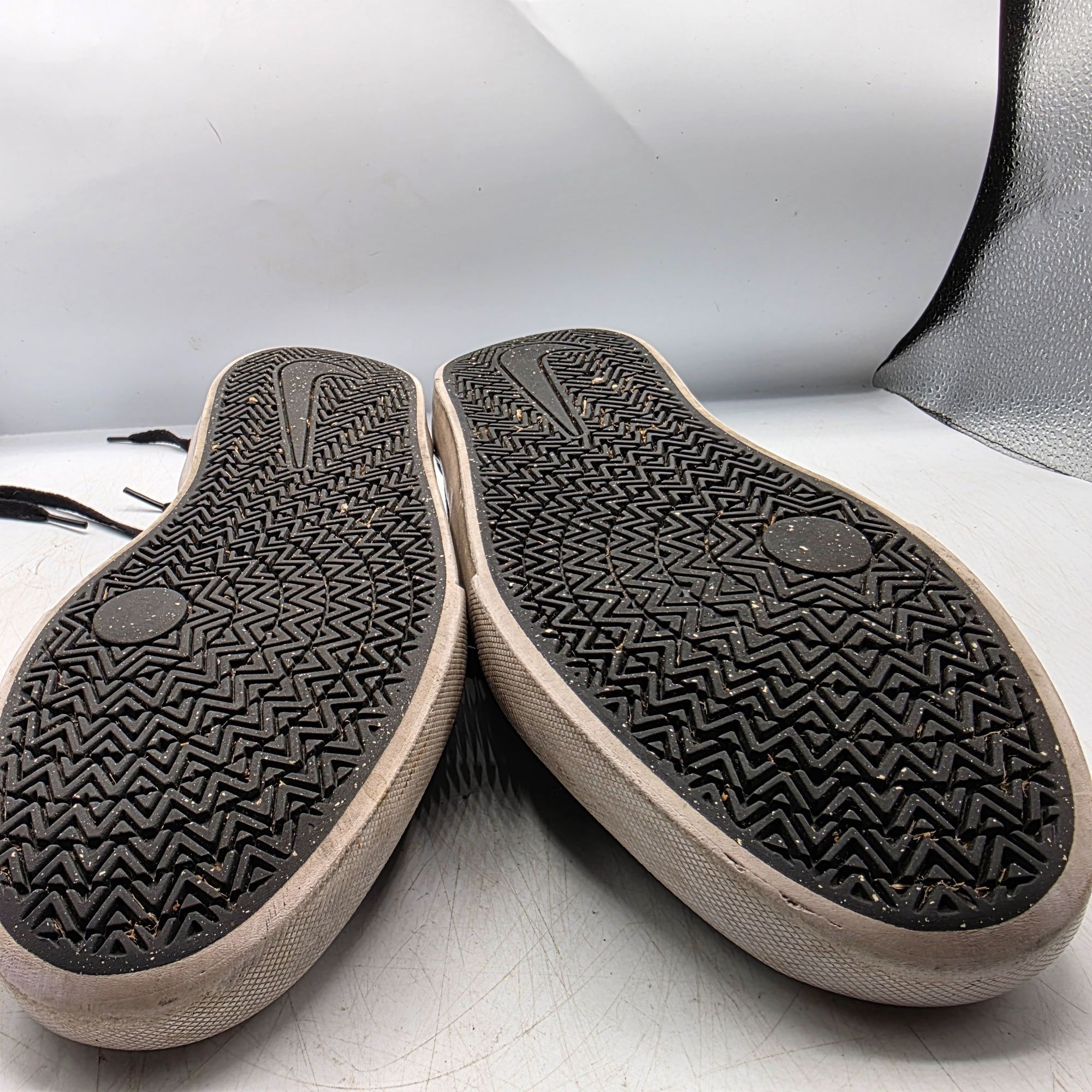 Nike Nike SB Charge Womens Size 9 Black White Sneaker Shoes Casua Size US 9 / EU 42 - 11 Thumbnail