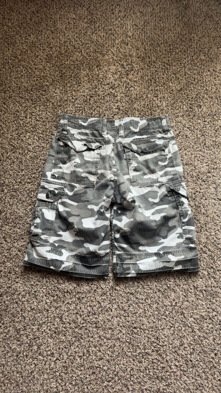 Levi's Levis white grey camo cargo shorts Size US 32 / EU 48 - 2 Thumbnail